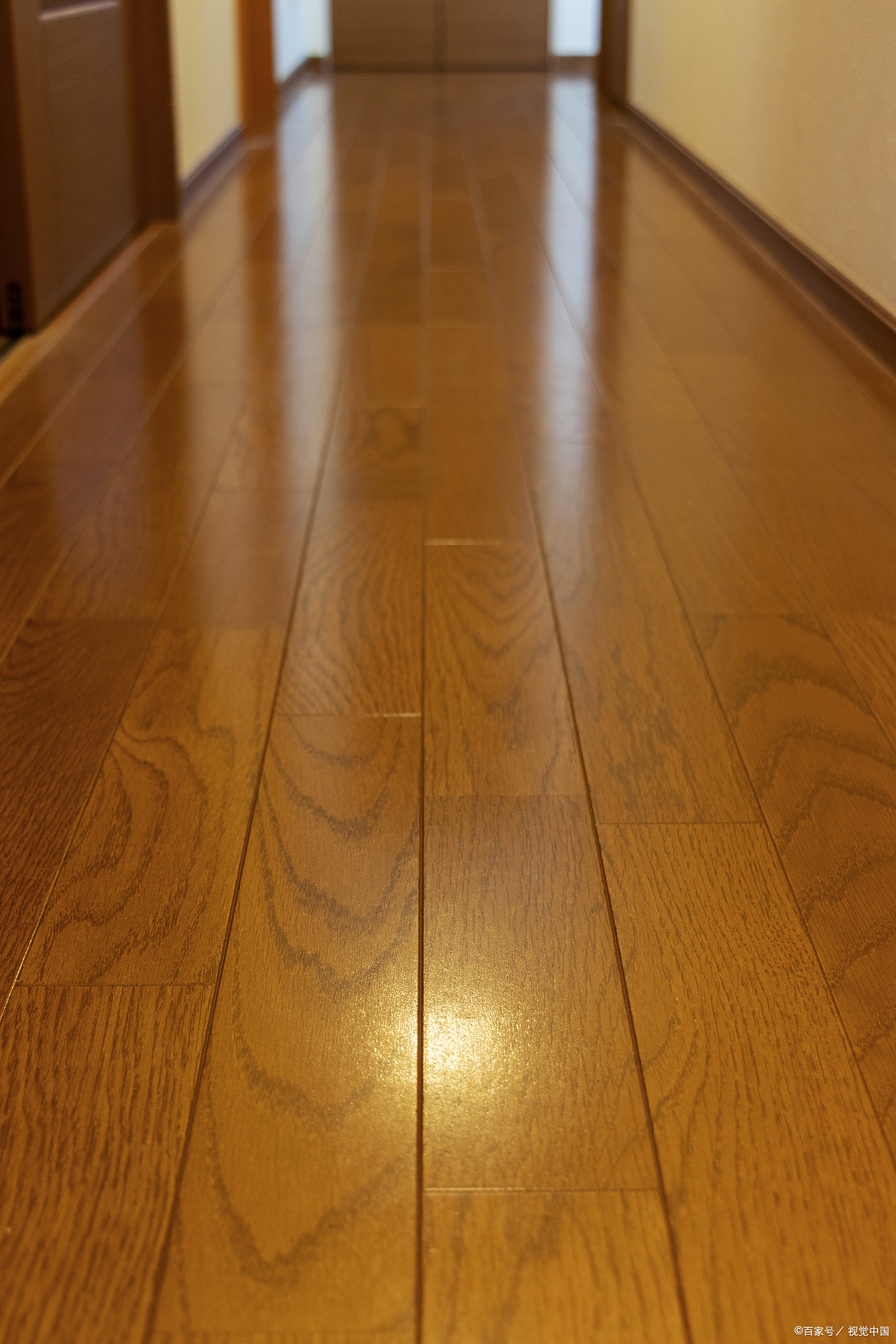 第一步:彻底清洁 首先,用软布或吸尘器清除地板上的灰尘和杂物.