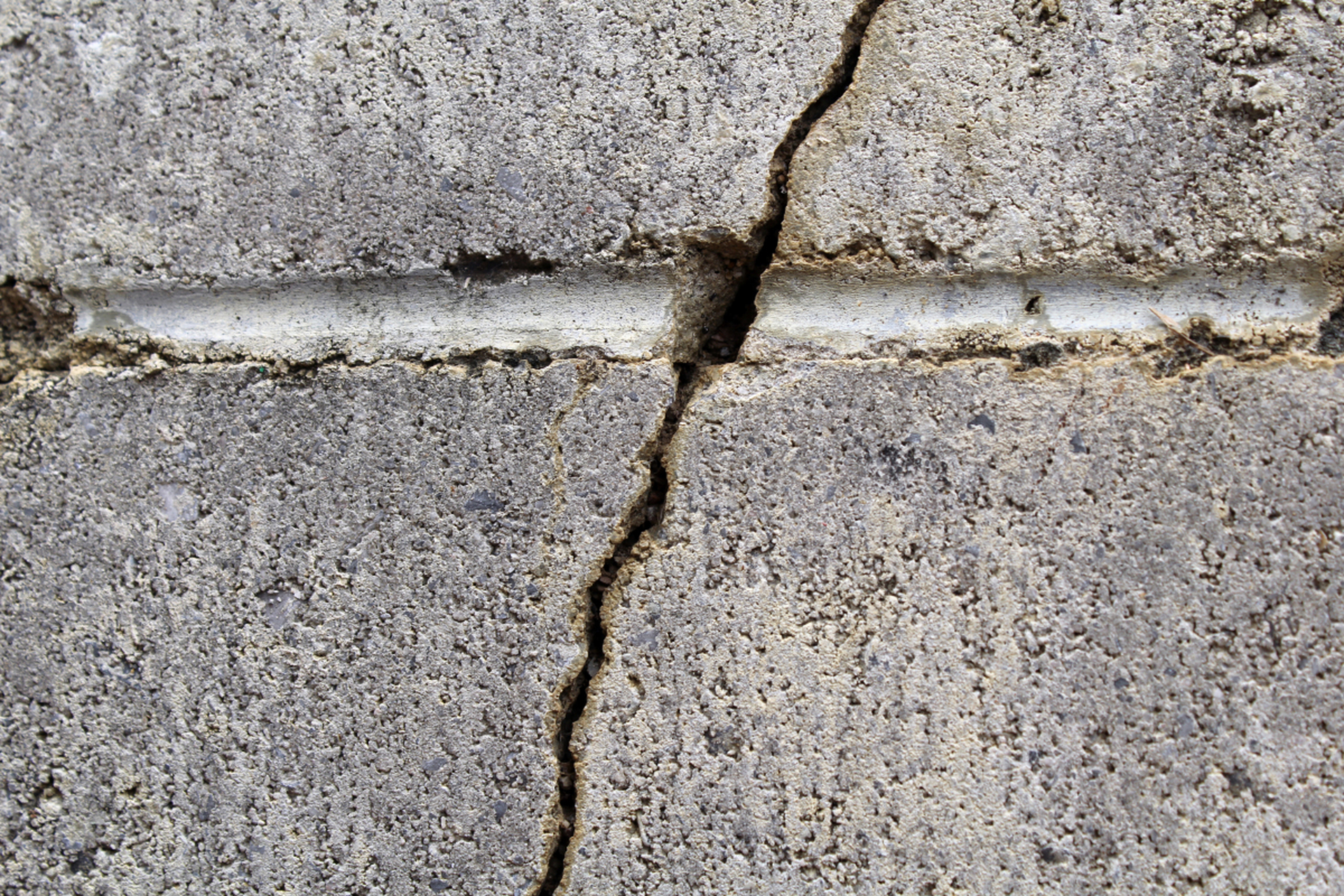 自流平水泥开裂起壳的修复方法包括清理基层,修补裂缝,打磨平整,涂刷