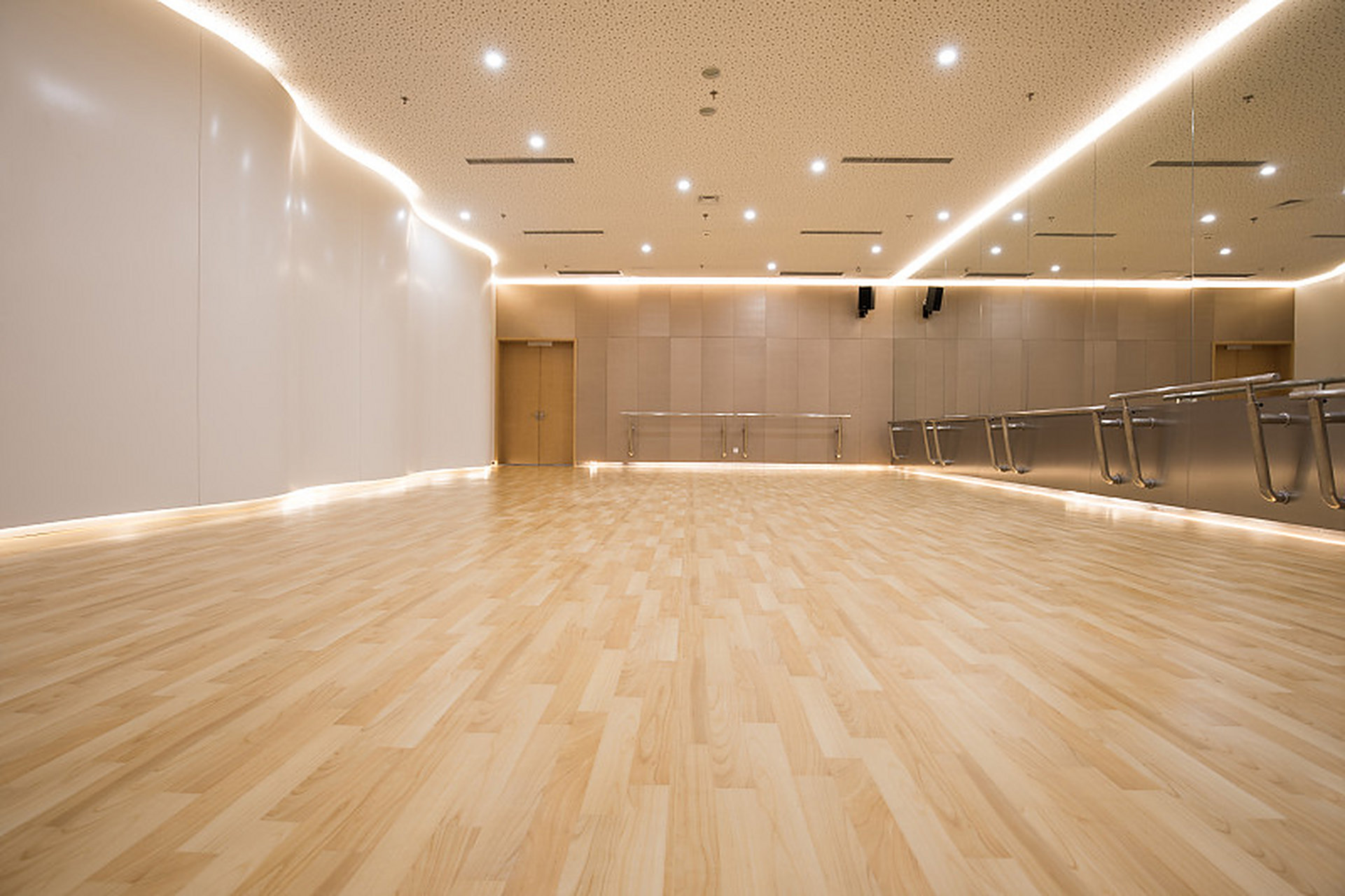 舞台运动木地板专为舞台和运动场地设计,具有多层结构,表层采用高质量