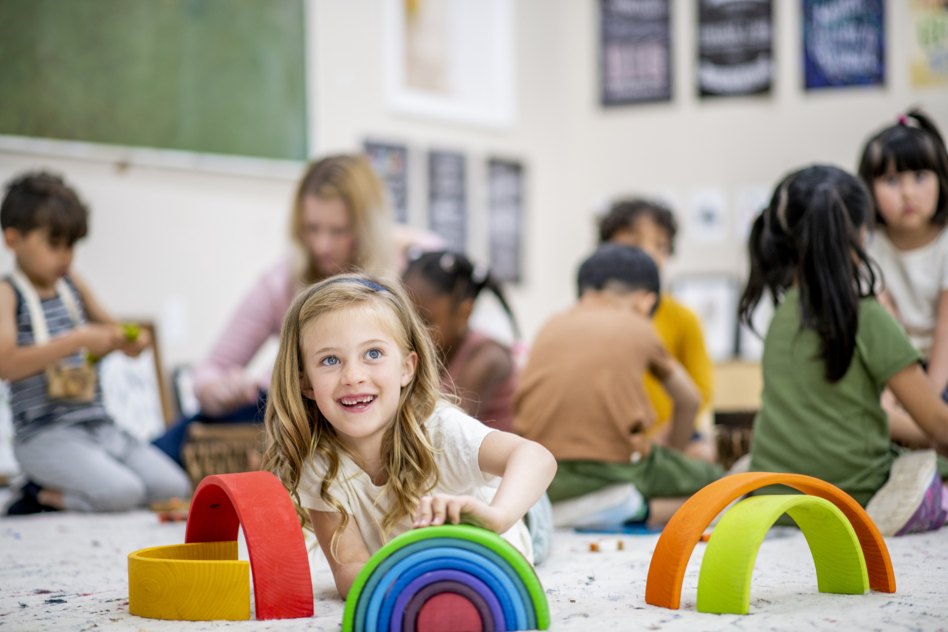 儿童教育重在从小培养全面发展的人才,不仅注重知识的掌握,还注重孩子