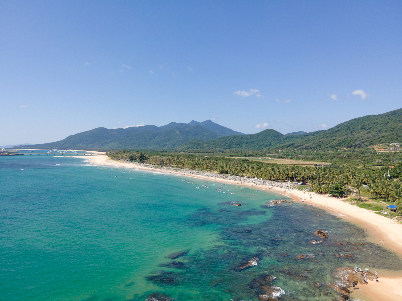 海南石梅湾景区是一个拥有原始风光和丰富旅游资源的度假胜地.