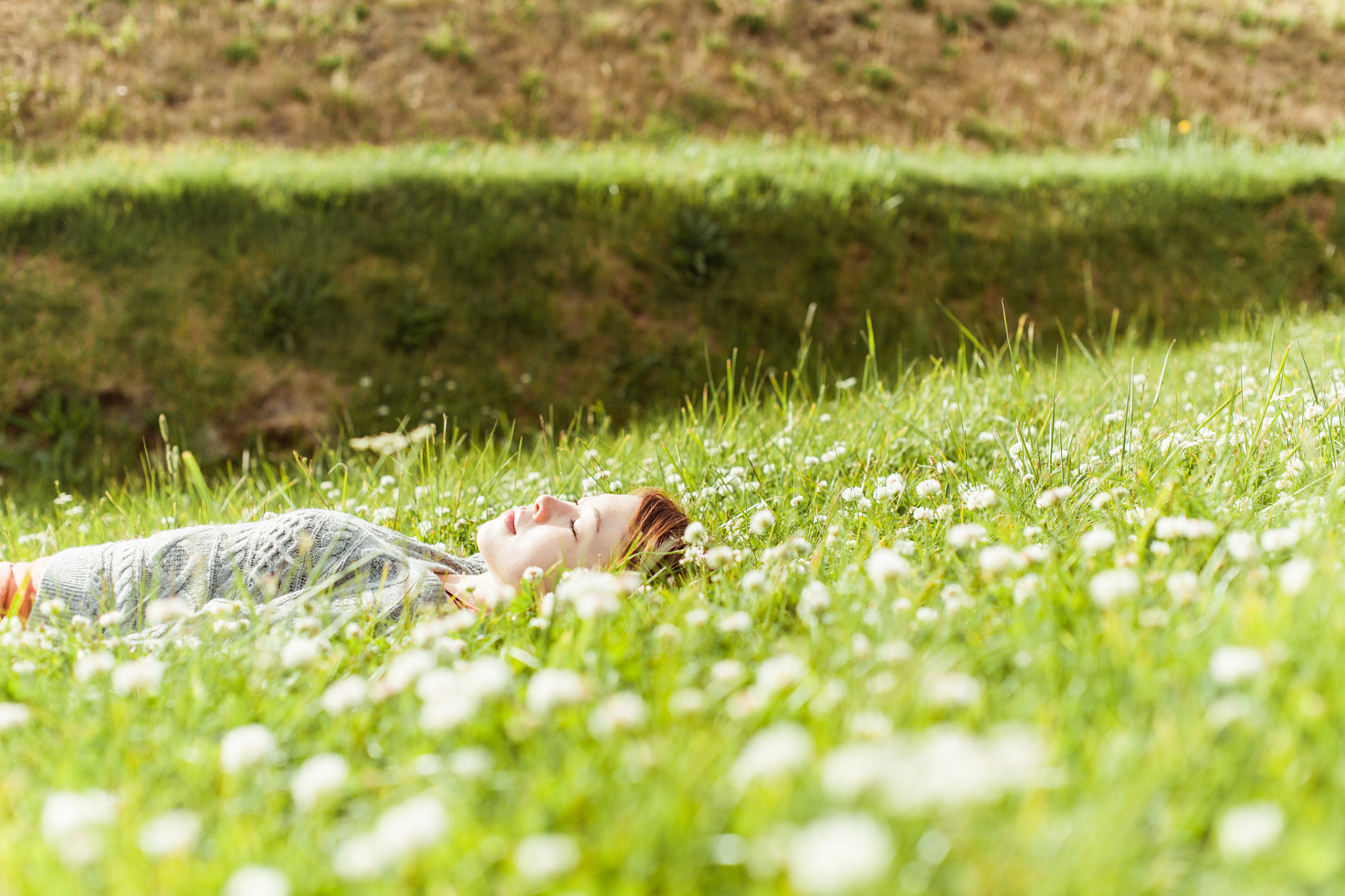 夏日午后,我喜欢躺在草地上,闭上眼睛,沉浸在太阳的温暖之中