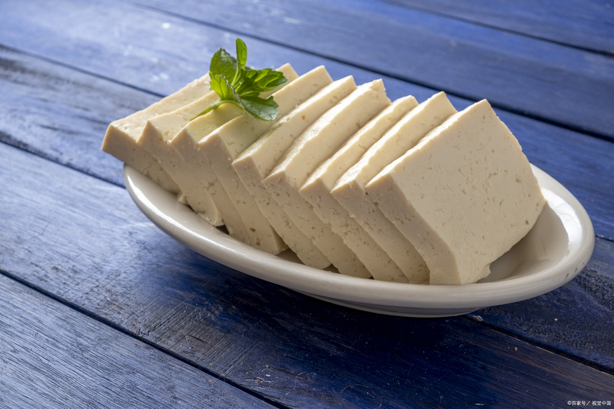 豆腐是一种源自中国的传统食品,由豆浆经过凝固,压缩等工序制成.