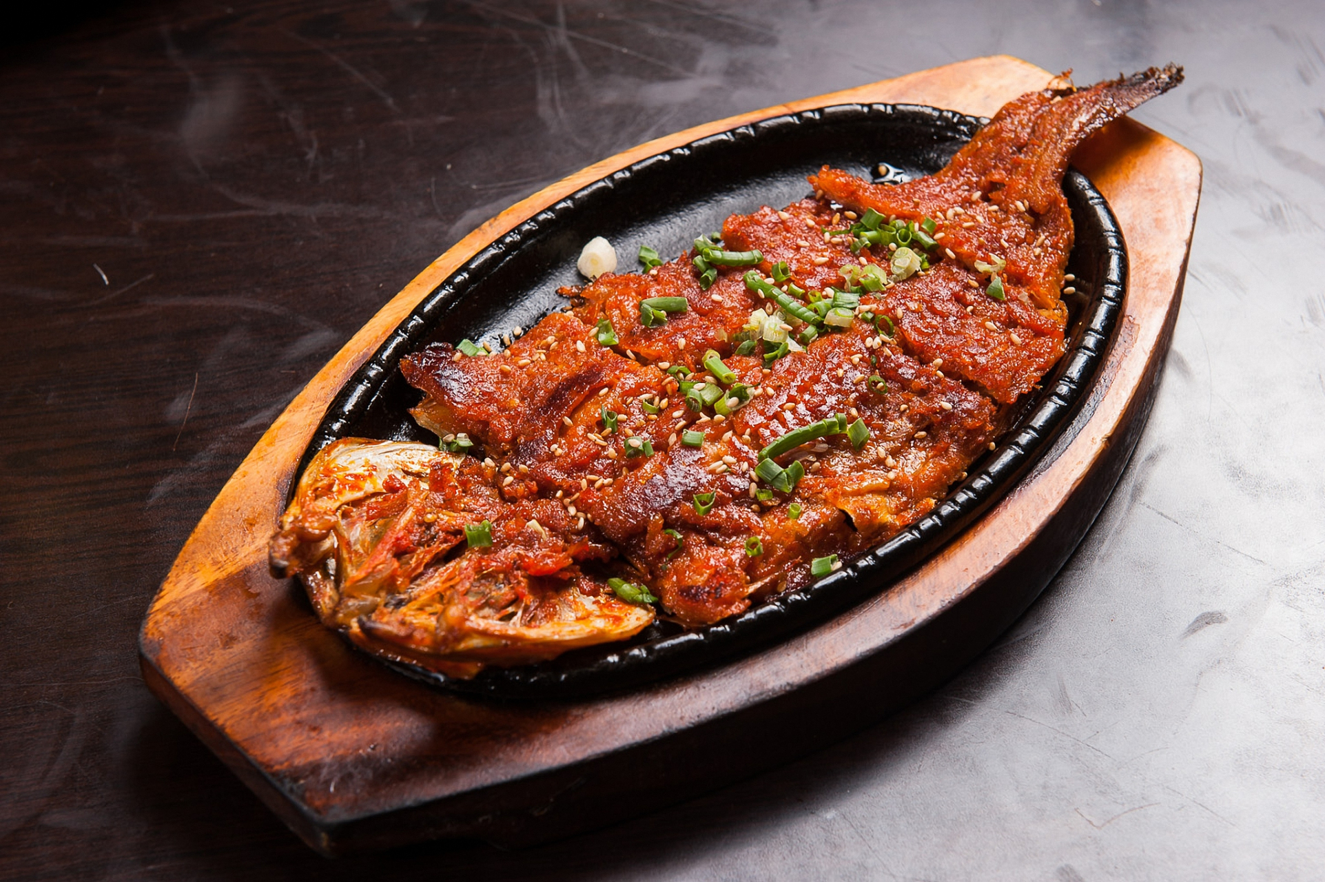 【招牌铁板鲫鱼|酥香鲜嫩,酱香可口,烧烤店秘制配方无保留分享】 大家