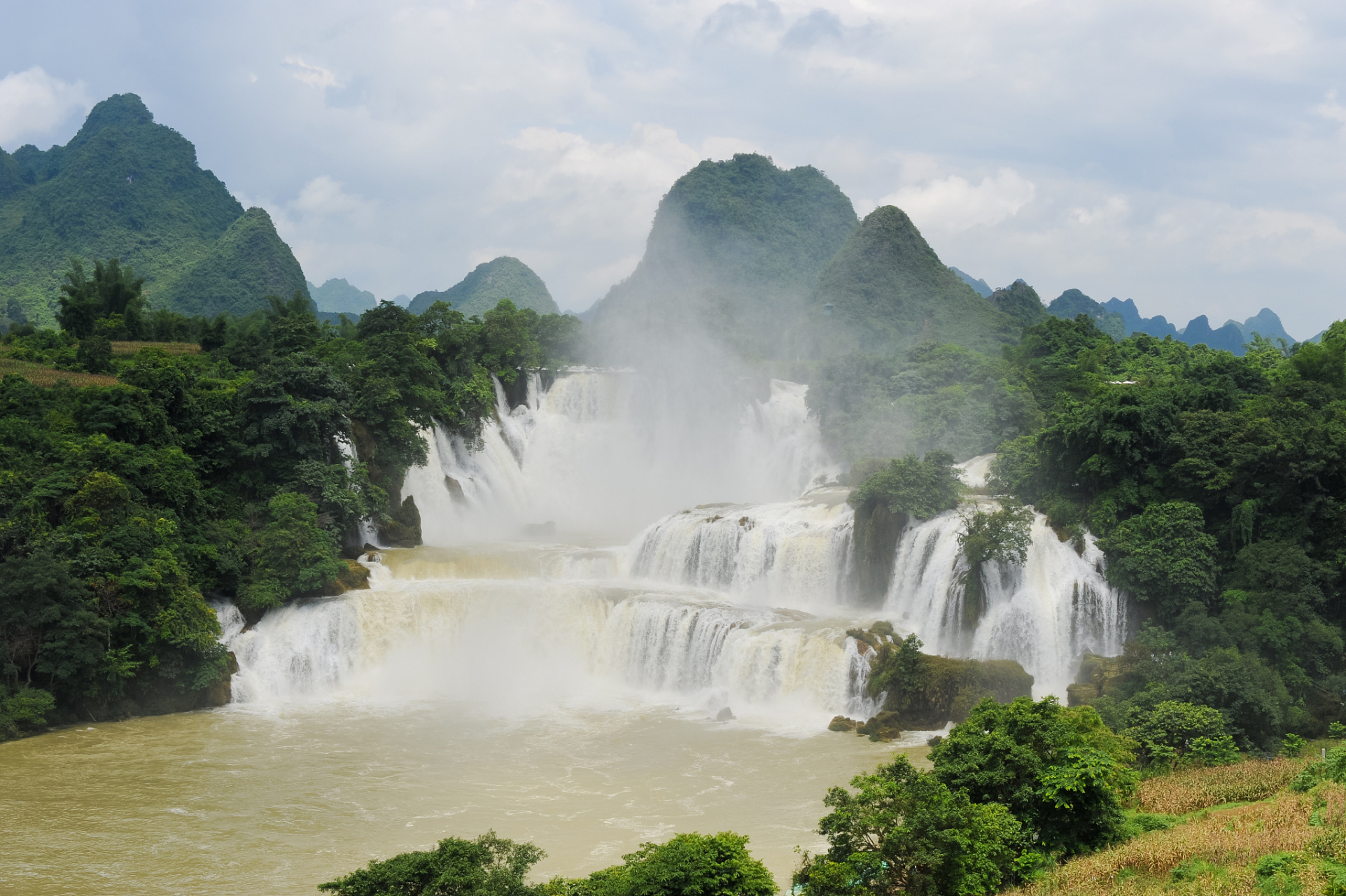 广西德天瀑布的飞流奔涌简直就像白练起舞,太震撼了!