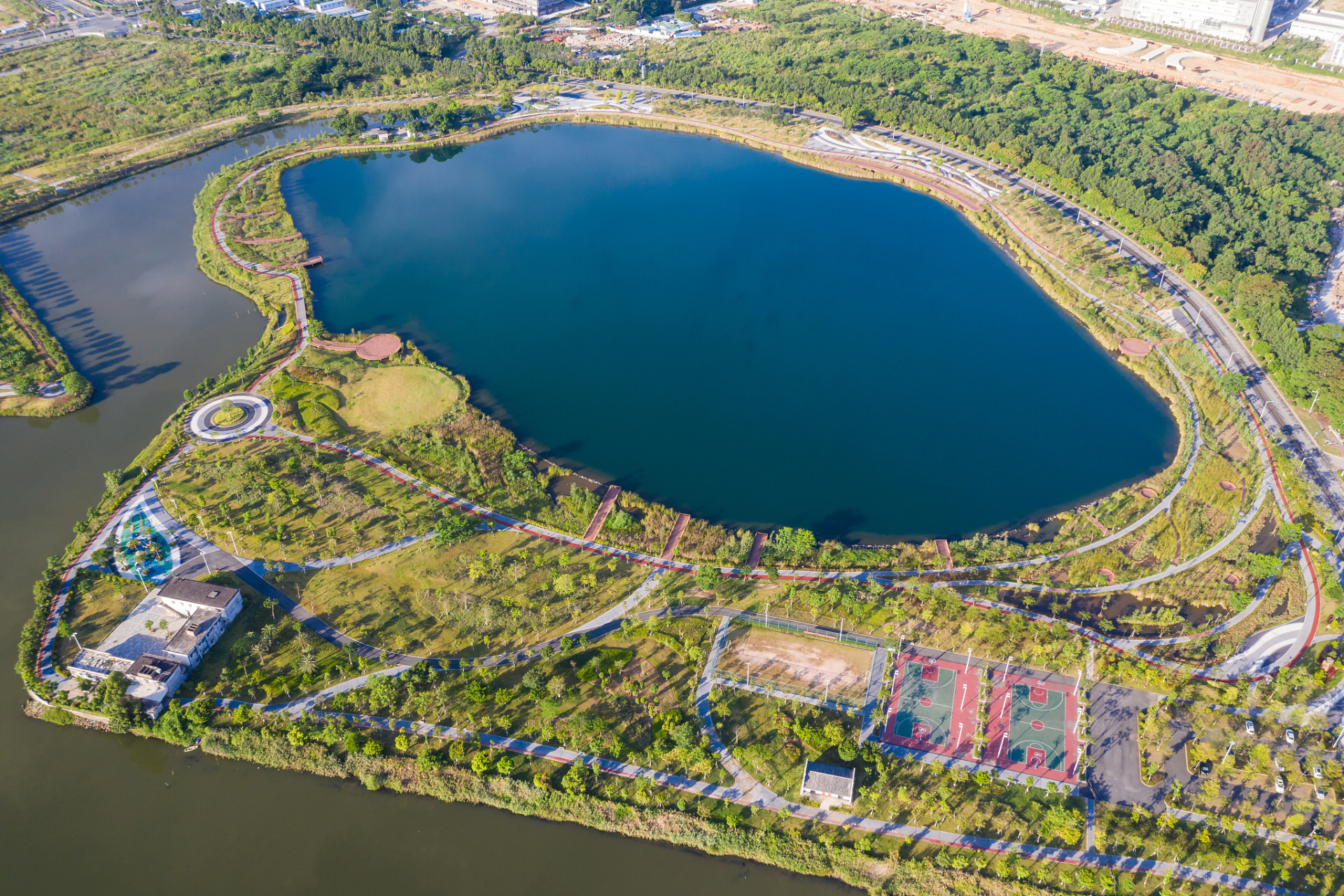 天府新区兴隆湖的秋日景色非常美丽,湖畔周围还有许多小景致,如小桥