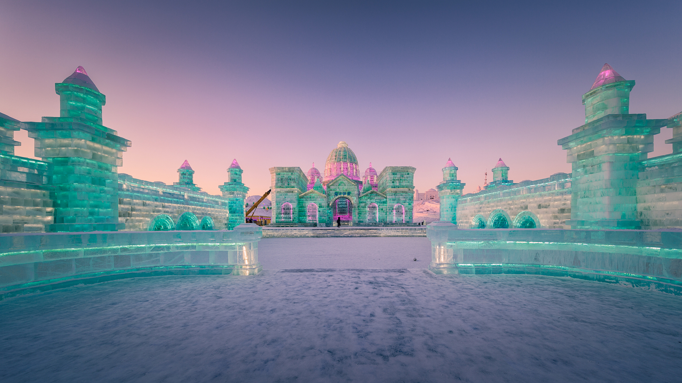 哈尔滨冰雪大世界是一个令人向往的冰雪童话王国,不仅有令人震撼的