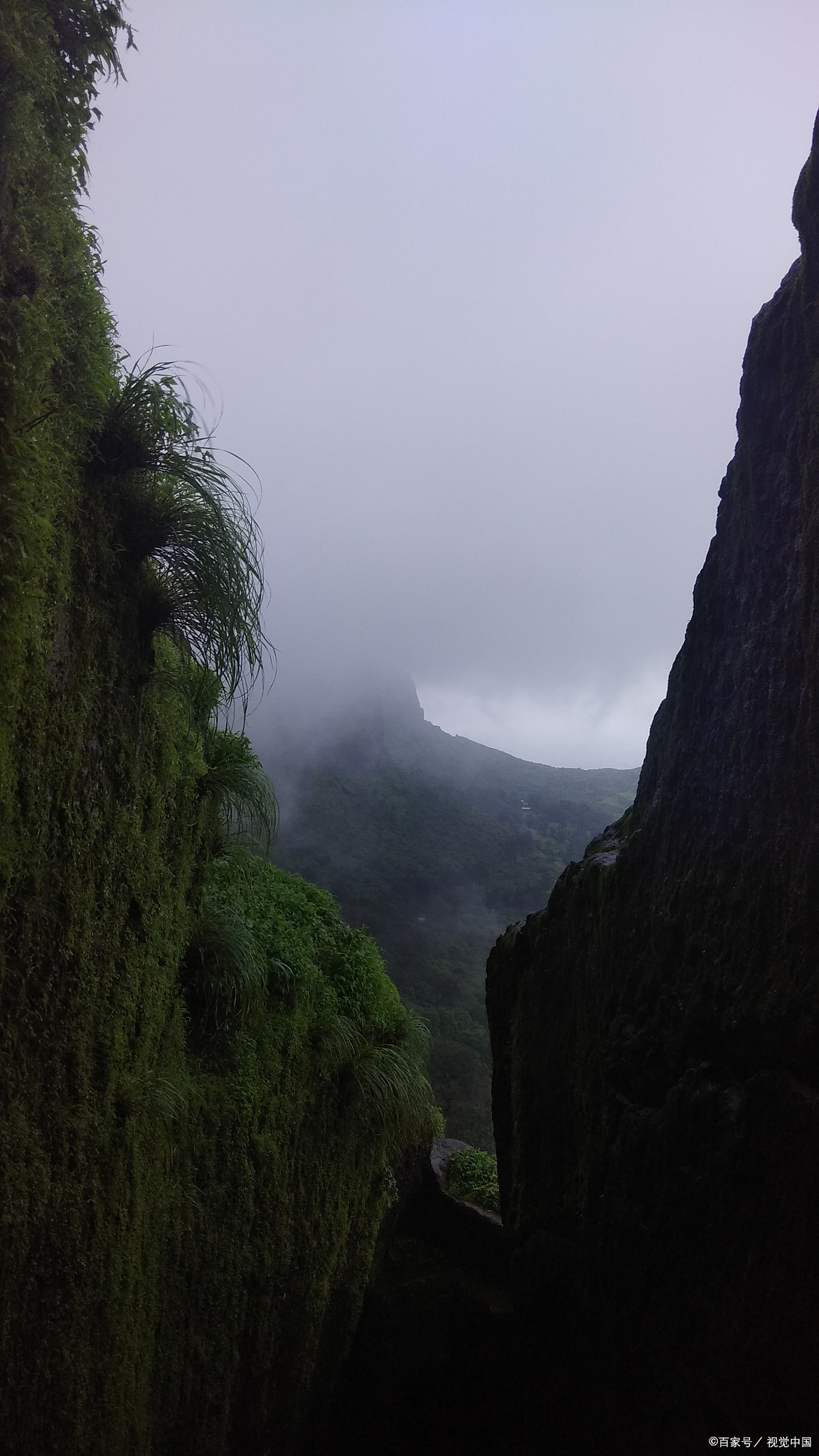 鸡笼山,位于安徽省马鞍山市和县县城西北25公里的群山之中,海拔240米