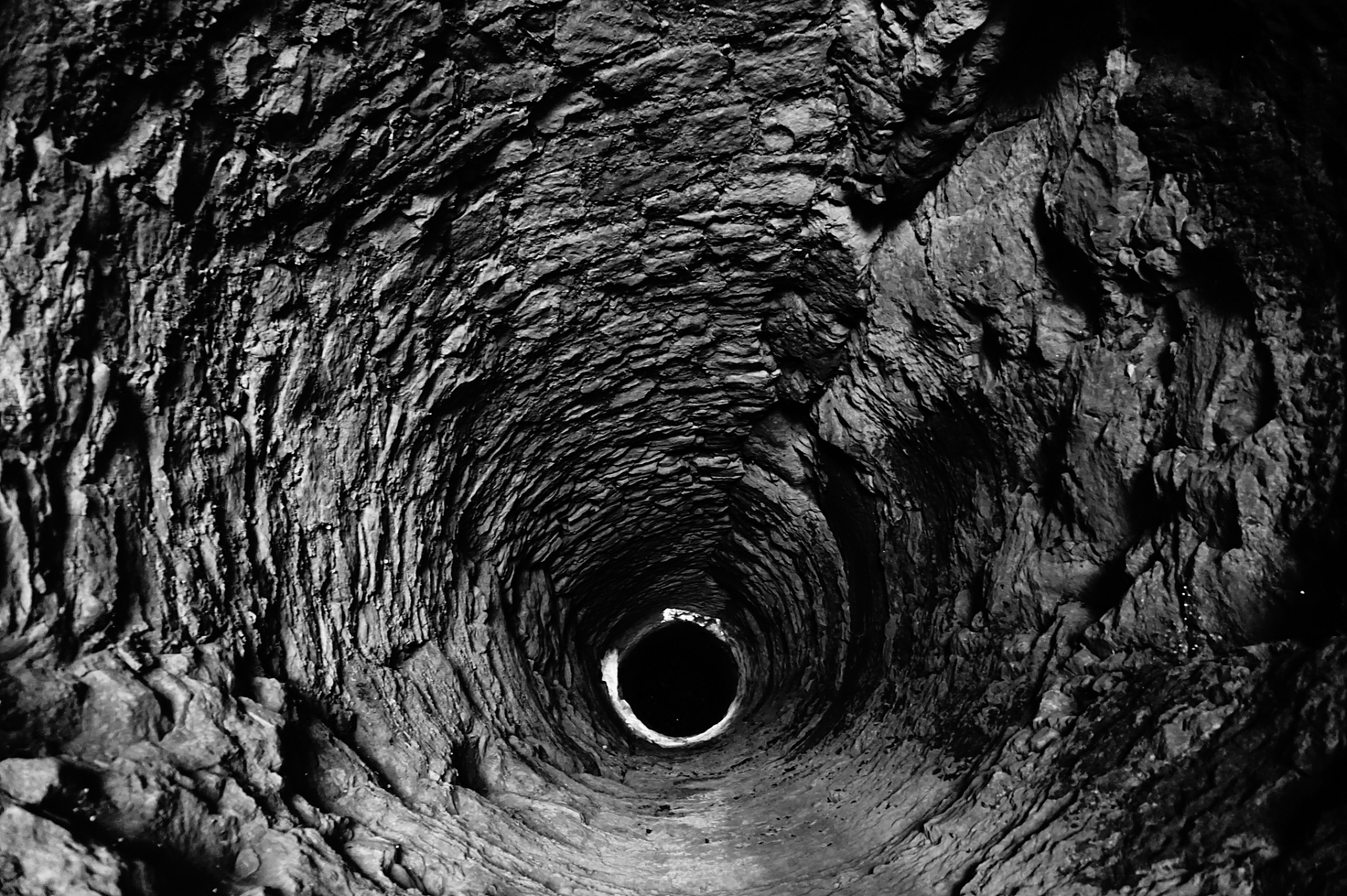 深渊黑暗,如同无尽的黑夜. 谁也不知道它有多深,多阴森.