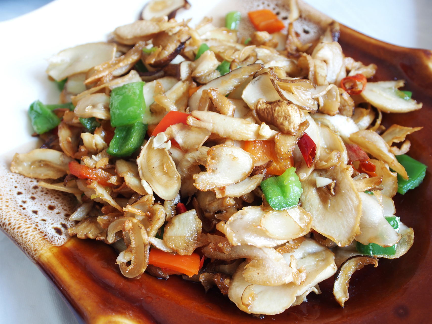 爆炒螺片可以用大葱丝也可以用黄瓜片,都能提升菜肴的口感层次.