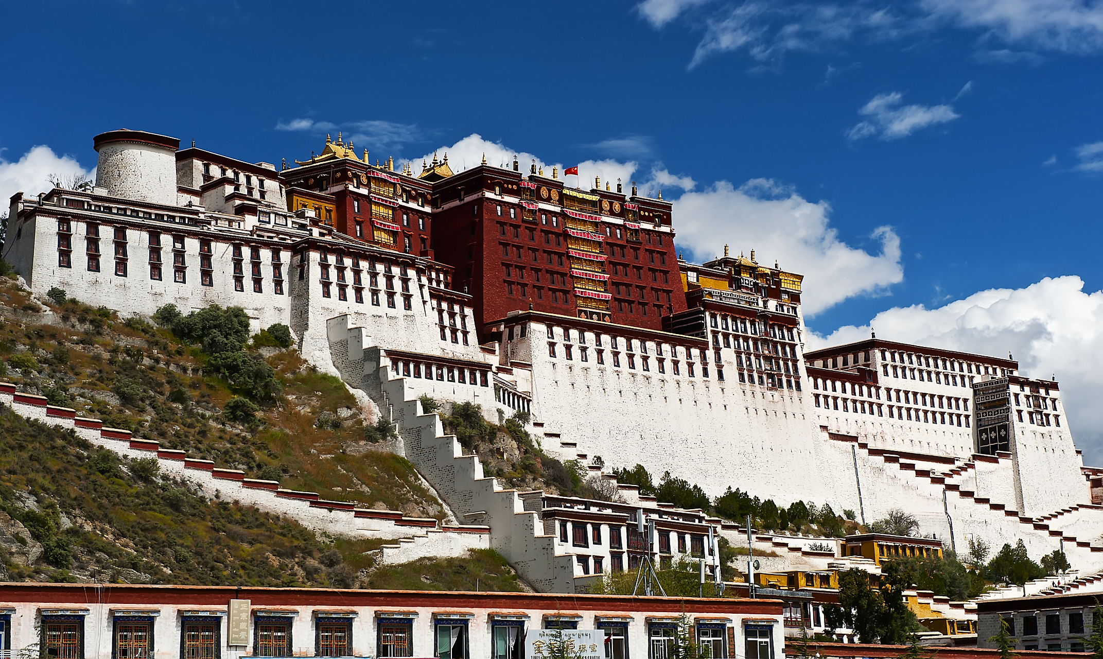 布达拉宫是西藏最著名的建筑之一,也是佛教文化的象征.