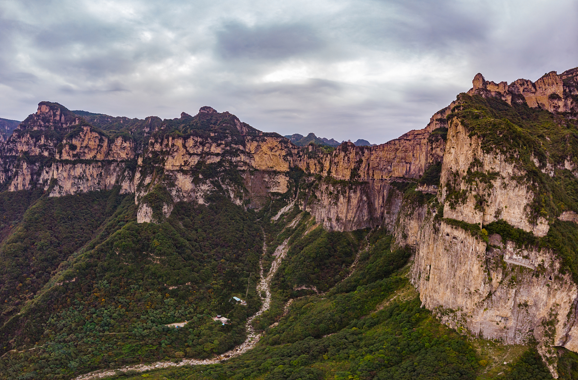 王莽岭景区,坐落在山西省晋城市陵川县古郊乡营盘村,是因西汉时期王莽