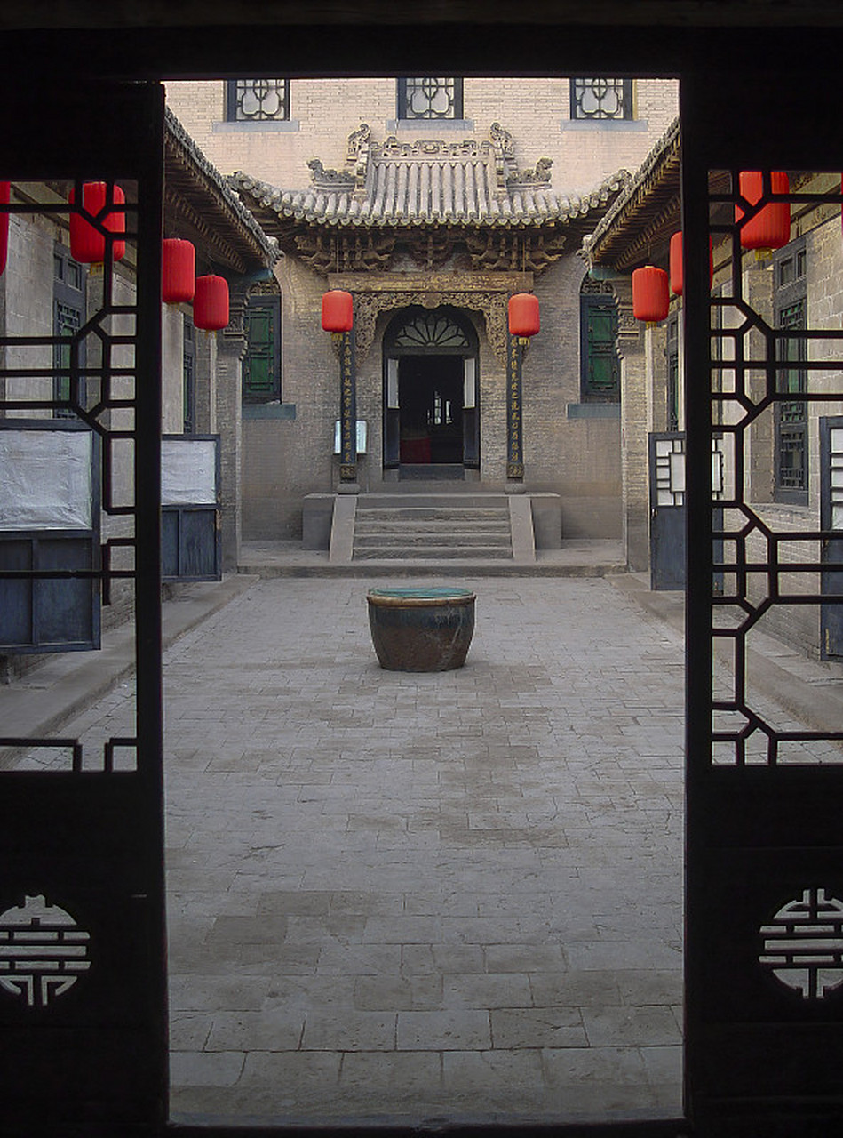 具体来说,它坐落在祁县东观镇乔家堡村,是一座保存完好的明清时期的