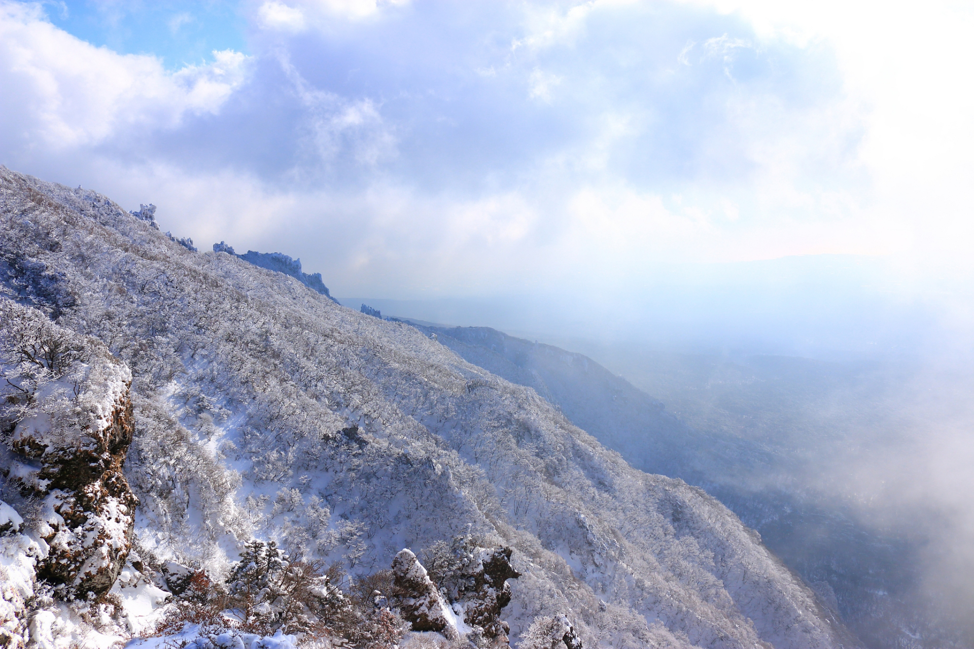 心定西再出发#石门雪山位于甘肃省定西市岷县境内,是岷山山脉的一
