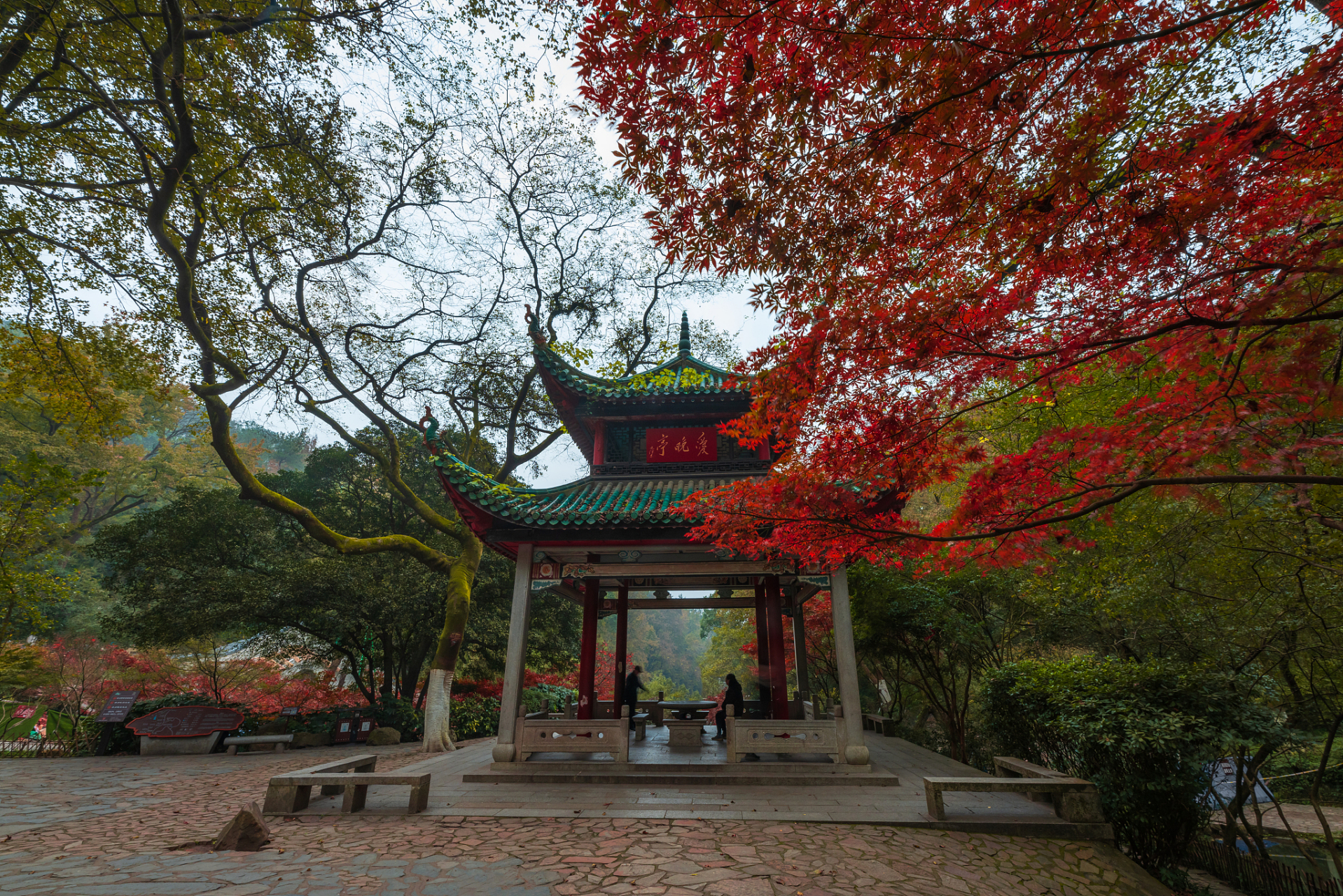 长沙名胜古迹:岳麓山,橘子洲头等名胜 长沙有诸多知名的名胜古迹,如