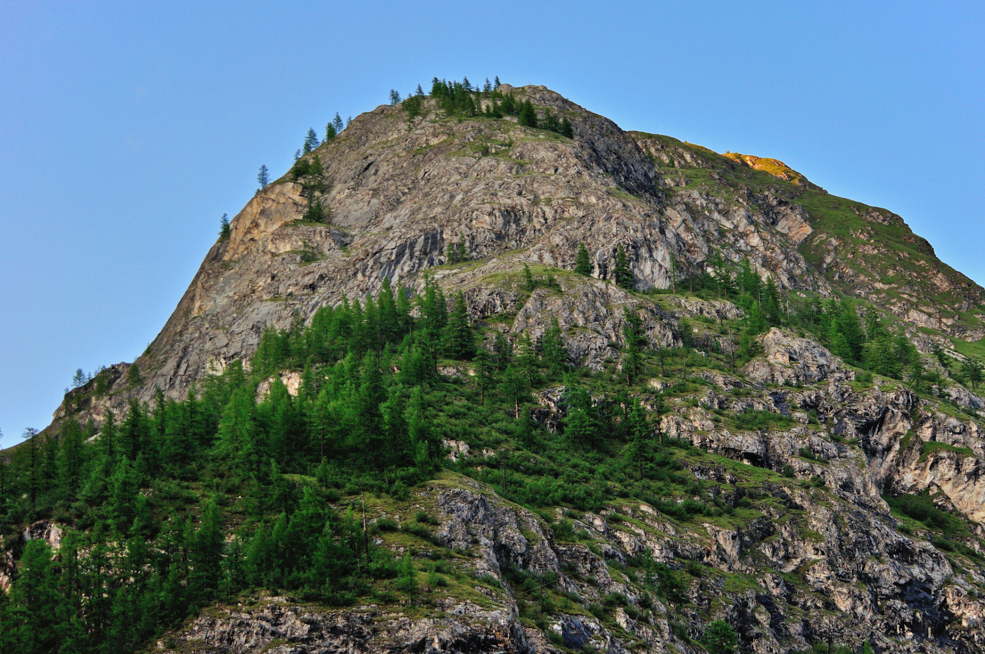 西岩山景点位于定西市安定区西周镇西岩山景区内,景区面积达4651亩