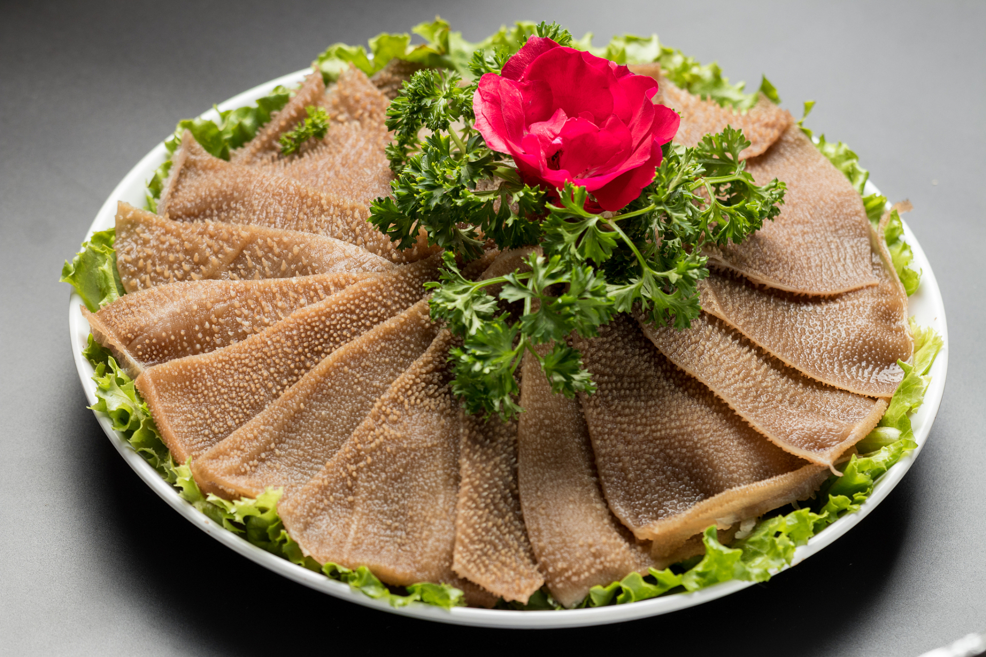 牛的四个不同部位:牛肚,毛肚,金钱肚和牛百叶,各有不同的口感,营养