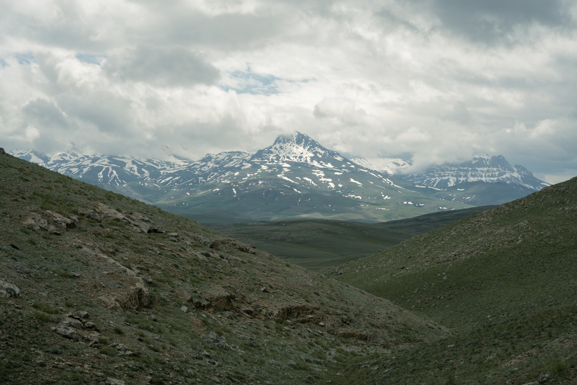 山地地貌特征显著,海拔高,起伏大,坡度陡,多呈脉状分布.