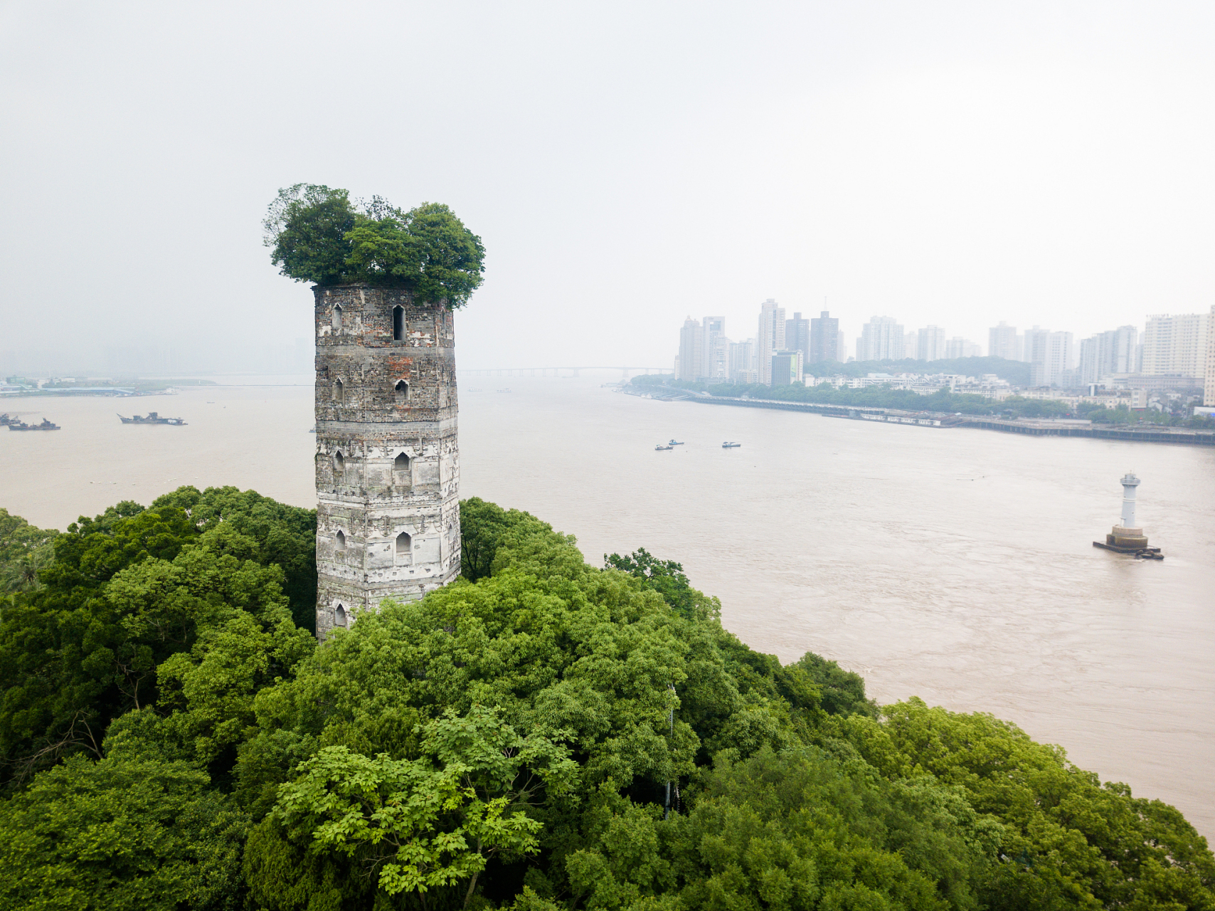 乐享周末分享吧# 温州江心屿以其东塔和西塔而闻名,这两座古老的塔楼