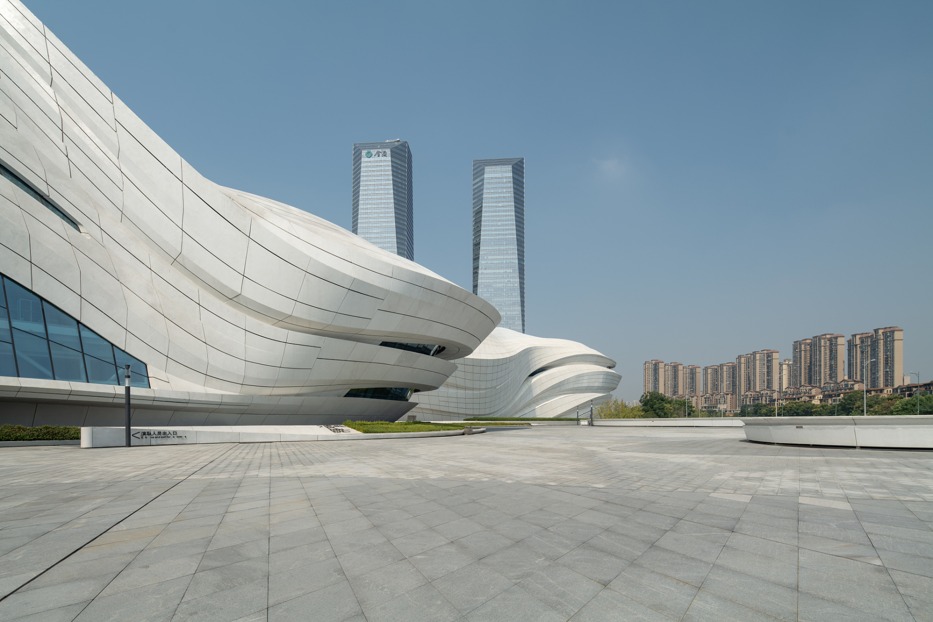 临平山公园可欣赏自然风光和文化遗产;临平博物馆了解临平历史;临平