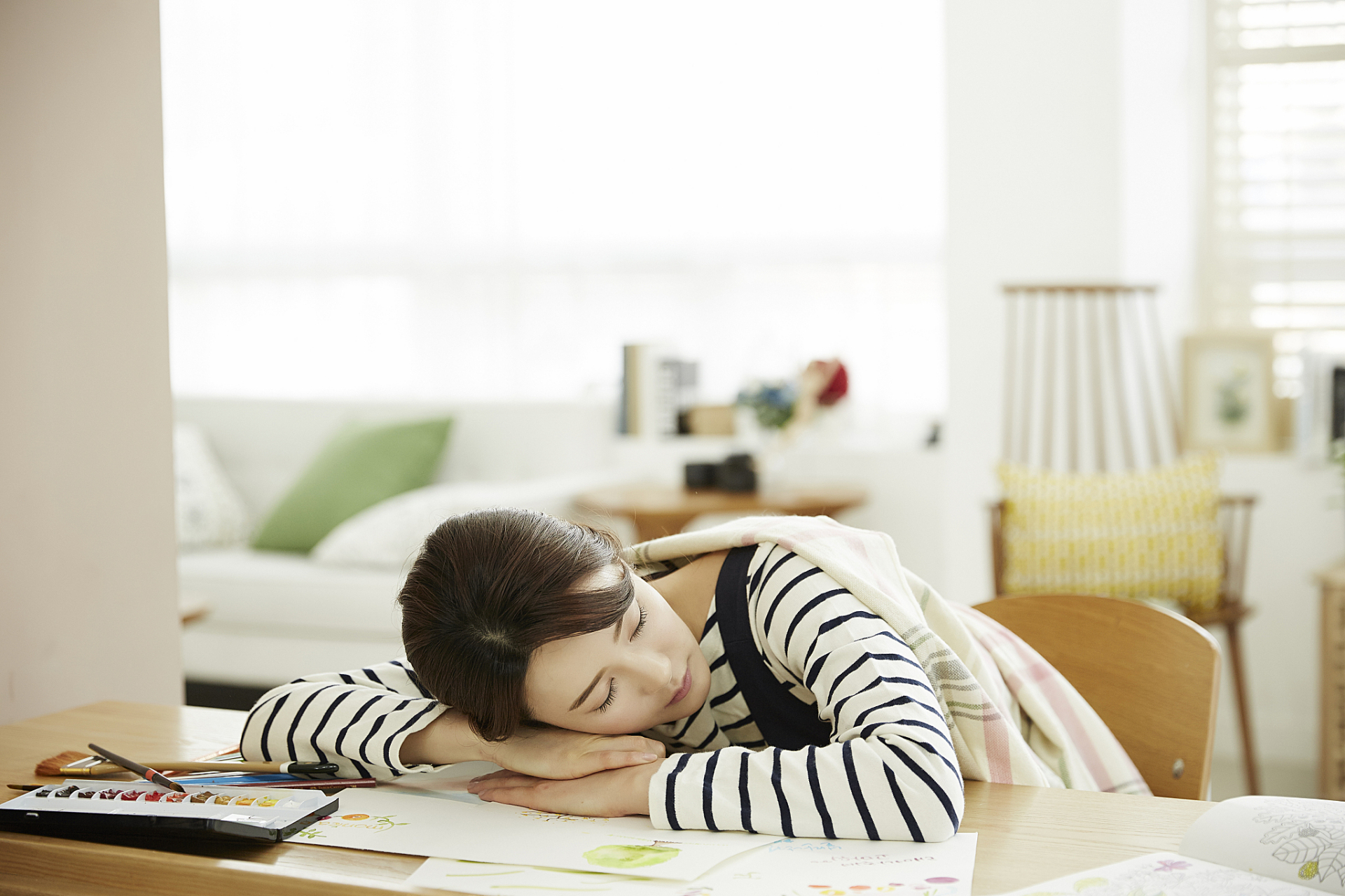 如何远离春困  1,睡眠调节  不熬夜,早睡早起,保证充足的睡眠时间.