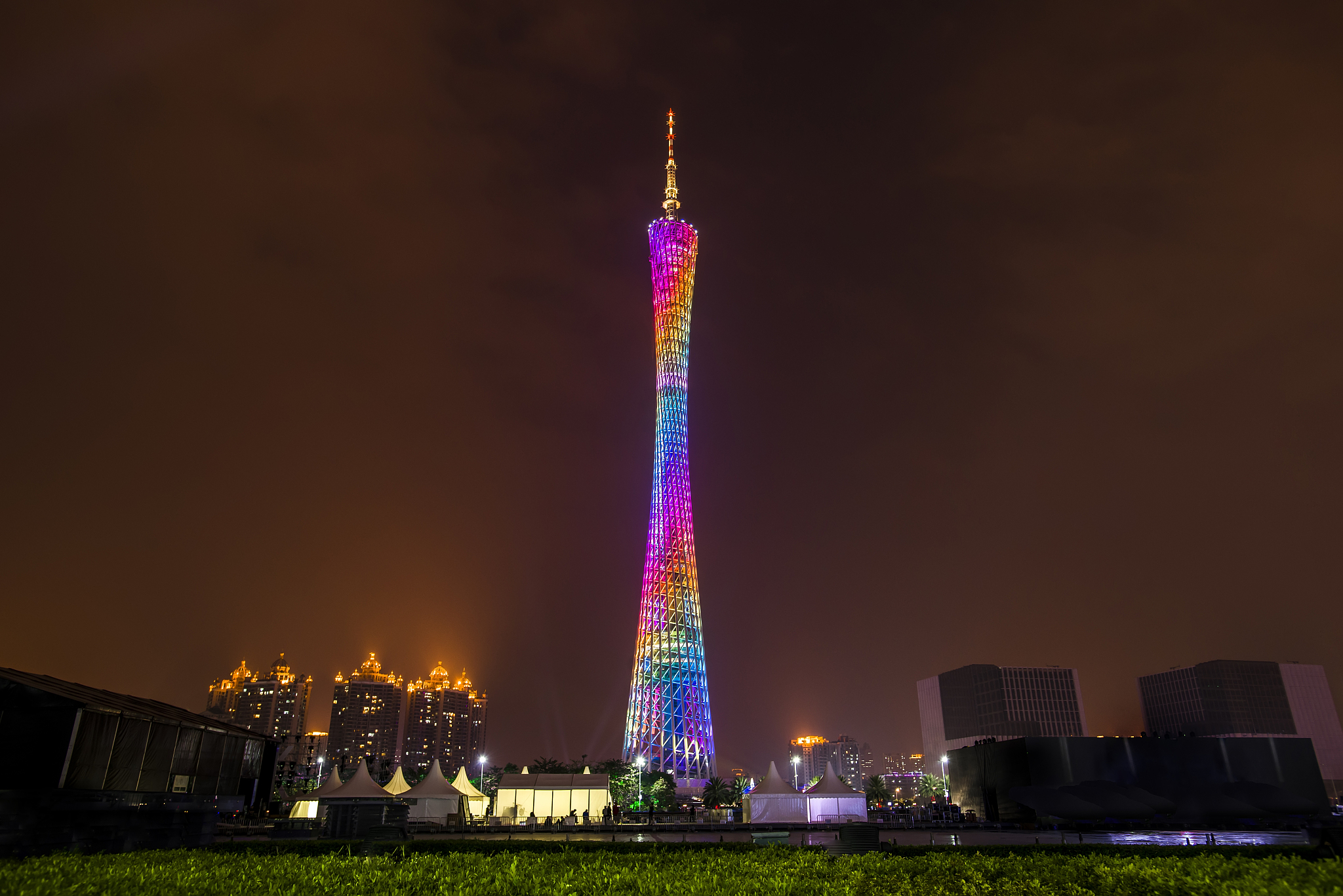 广州塔夜景值得一看吗?珠江边上的霓虹灯如何呈现?