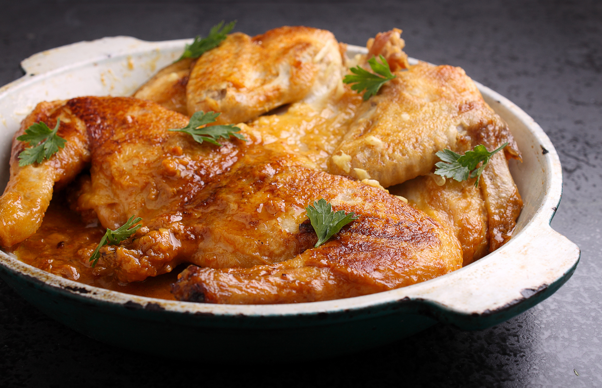 大家好,欢迎来到农村美食课堂,今天教大家一道家常美食,红烧鱼饼,满满