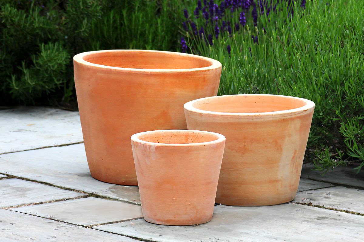 选择碎瓦片,碎瓷砖,陶粒,纱网等材料,按照一定顺序放置在排水孔上