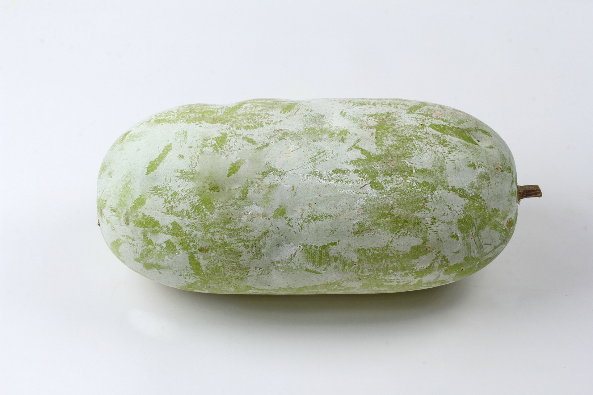 夏季吃冬瓜好处多  首先,冬瓜是一种典型的"高钾低