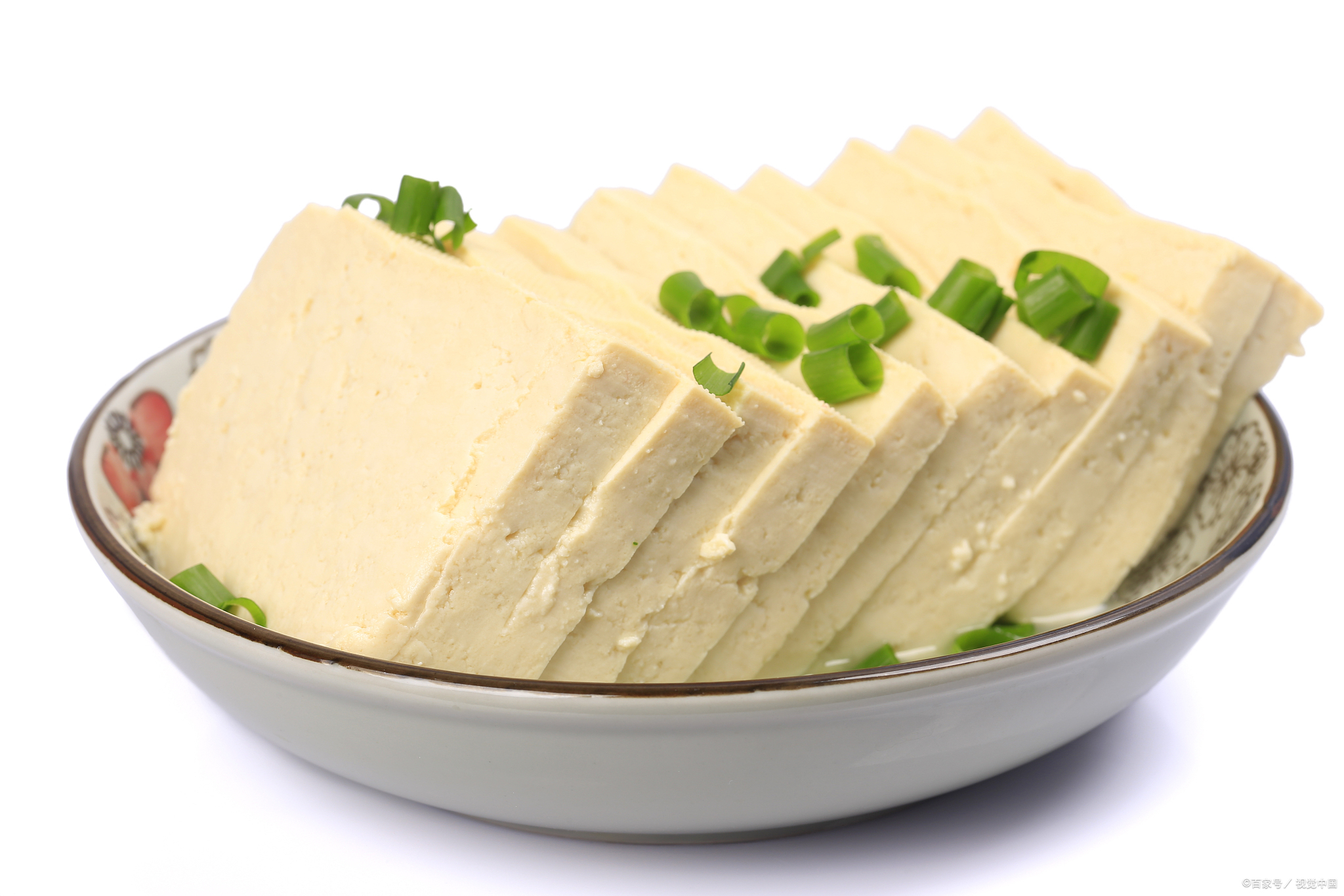 锅塌豆腐是一道具有北京传统风味的美食,通常是将嫩豆腐切块,经过炸煎