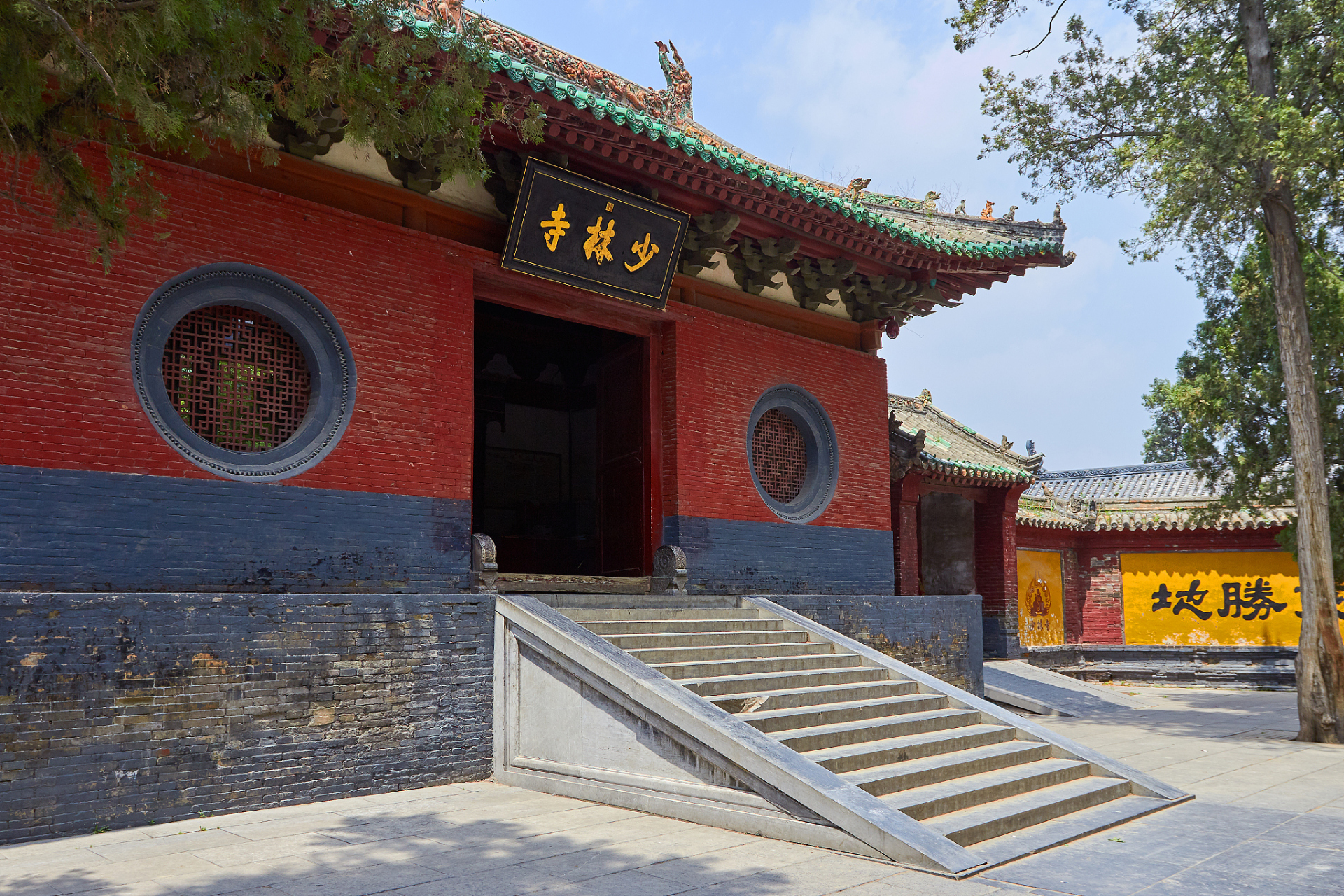 **河南嵩山少林寺**:位于河南省郑州市登封市嵩山五乳峰下