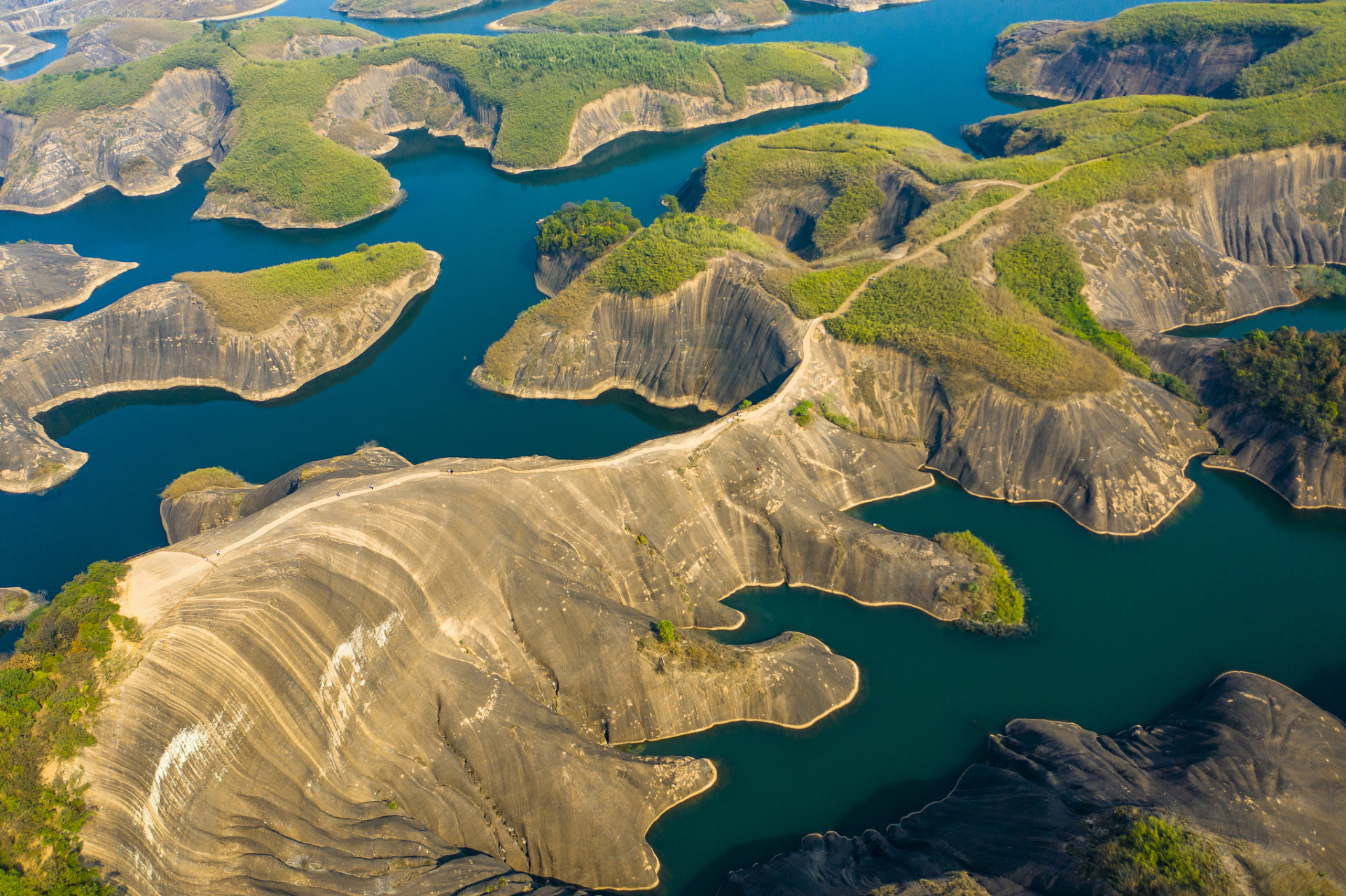 适合一个人旅游的城市有很多,以下推荐的一些城市