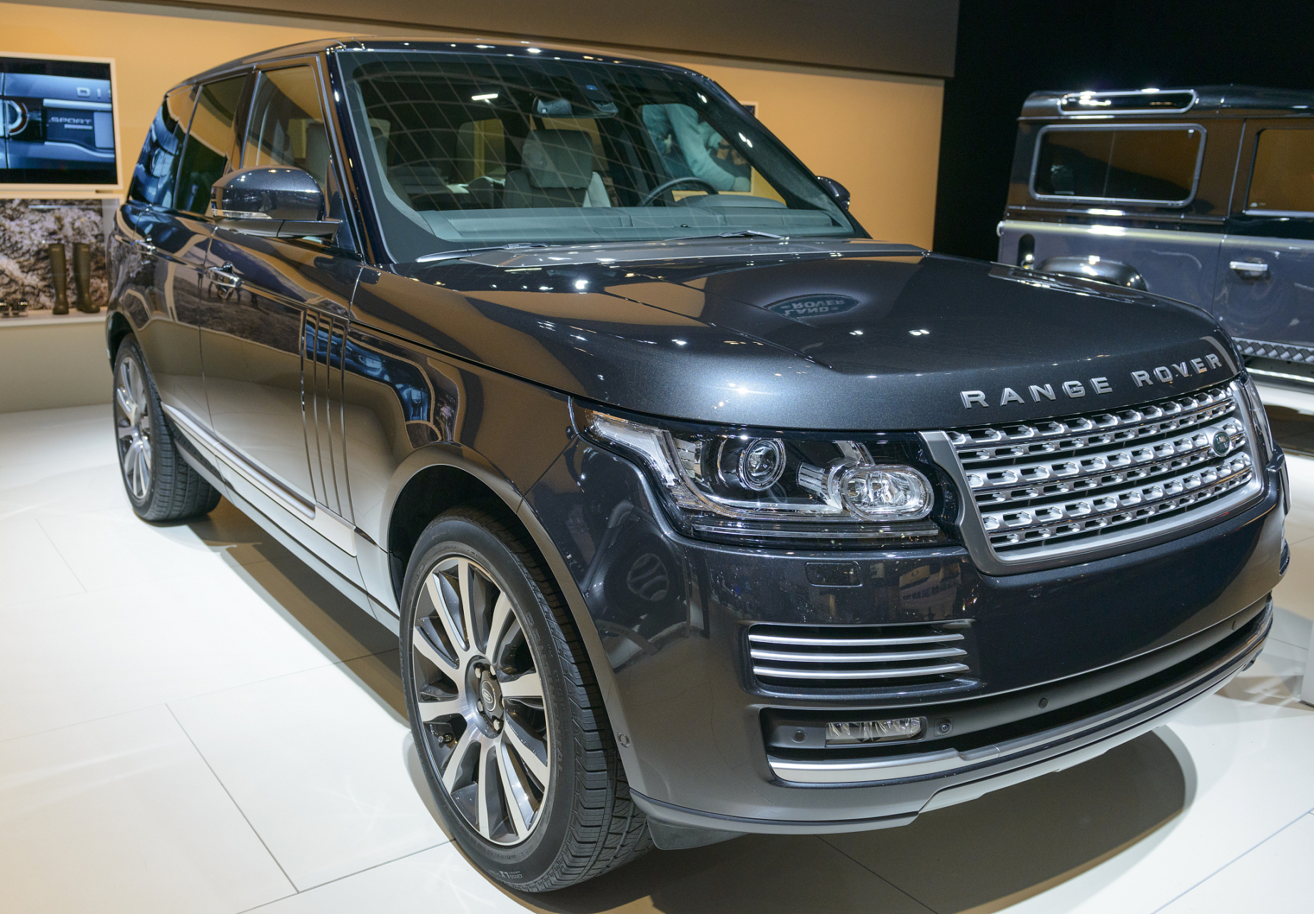 路虎揽胜是英国的豪华汽车品牌,以高性能,豪华感和越野能力著称,其