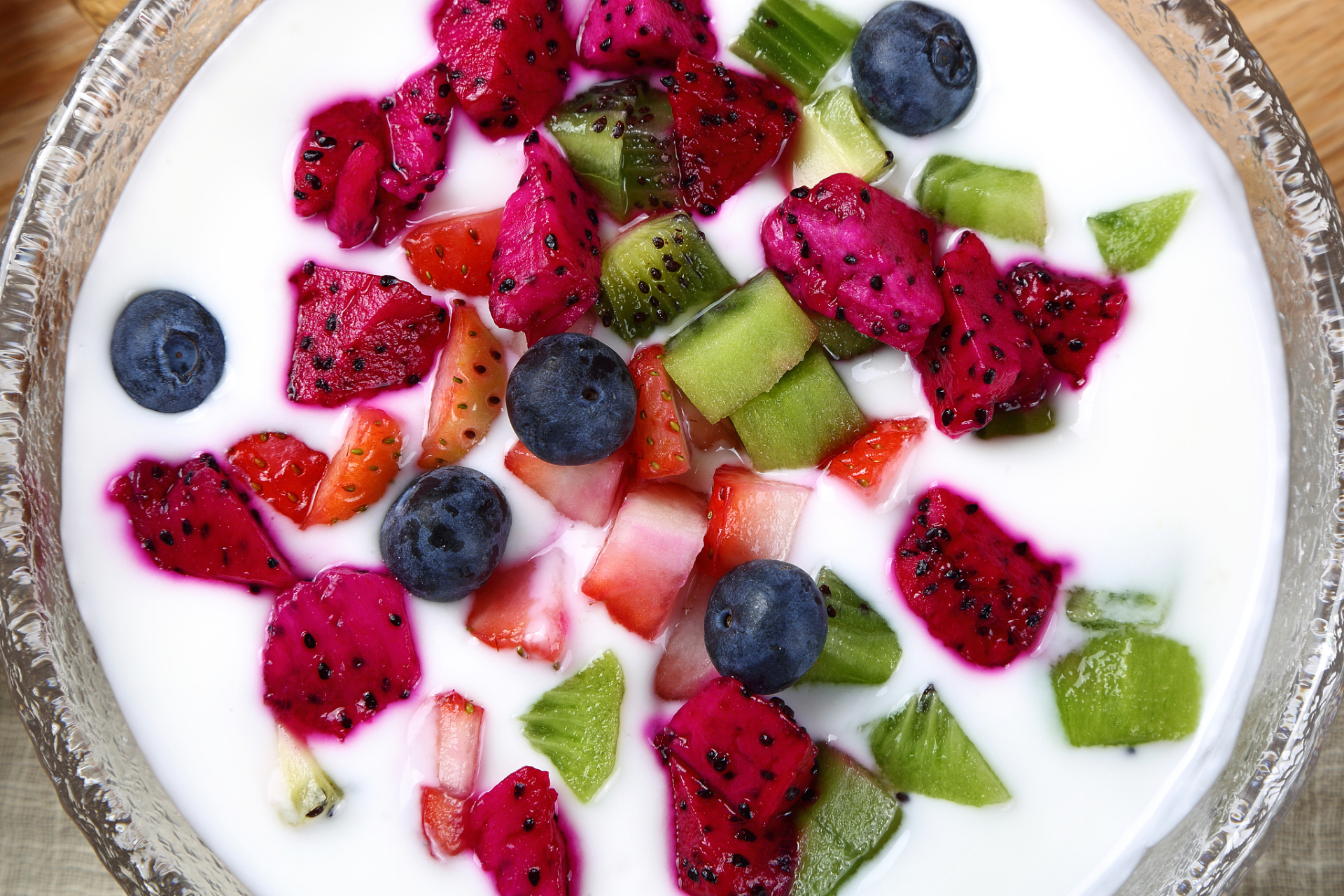 补充膳食纤维:火龙果中含有大量的可溶性食物纤维,能为排泄物提供充足