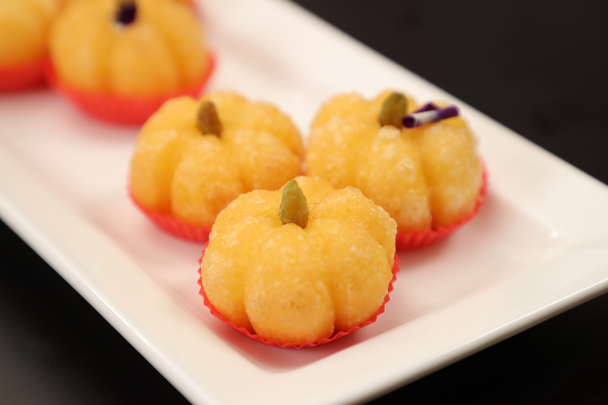 制作时选新鲜南瓜,蒸熟后与糯米粉混合,可加白糖和坚果等配料.