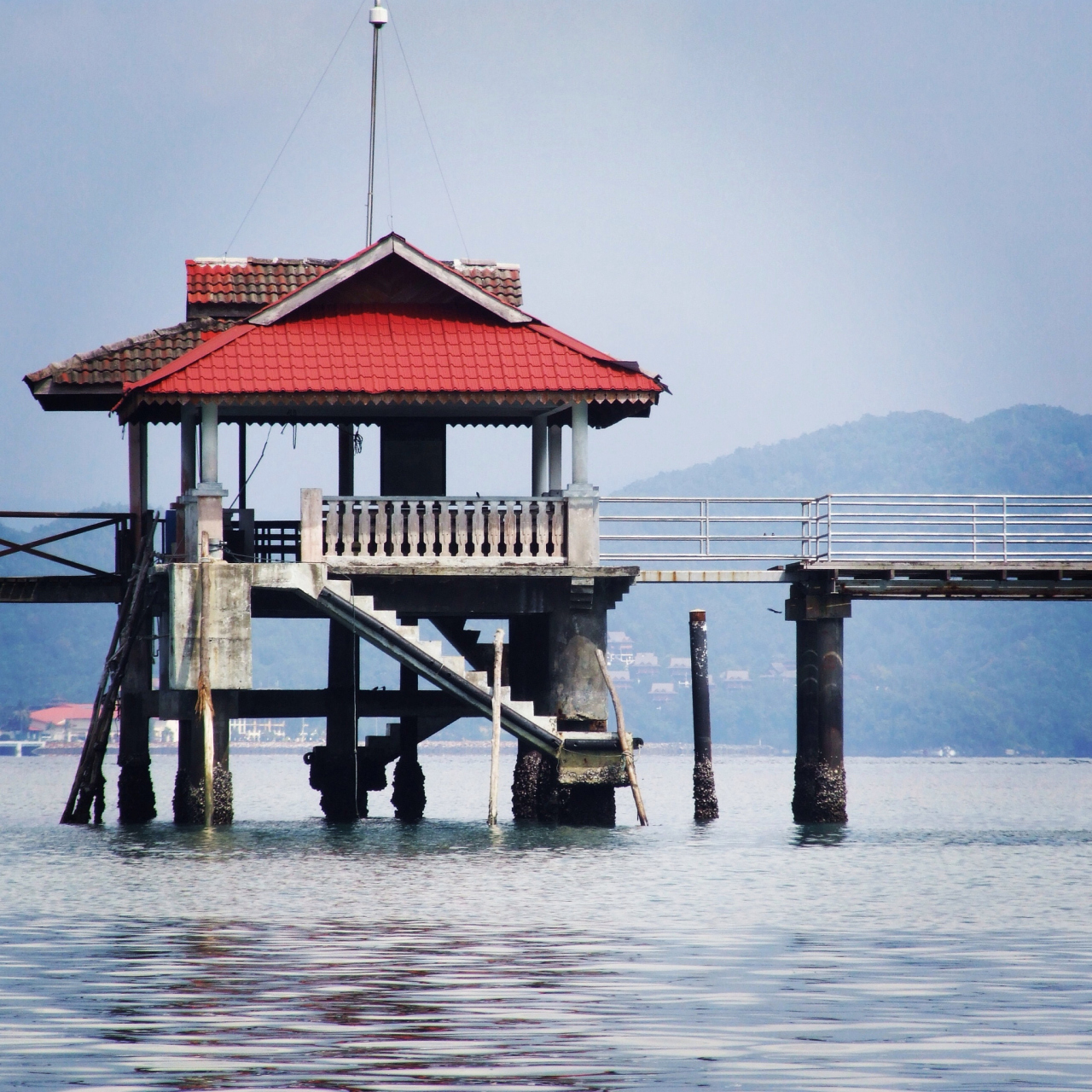 亭子码头位于重庆市南岸区,是重庆著名的旅游景点,拥有美丽的江景和