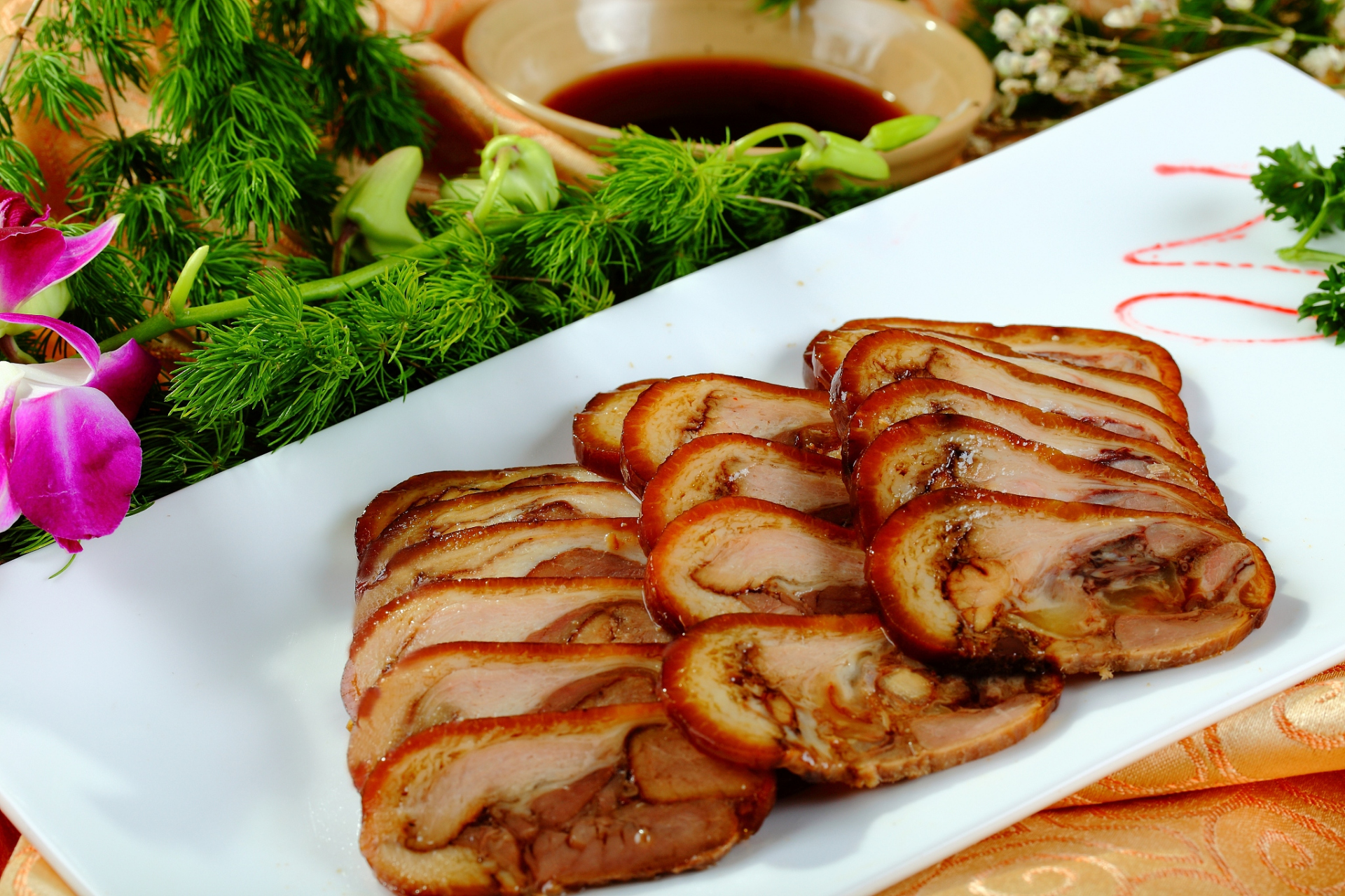 崔岭缯肘是邯郸一大美食特产,是将一整条猪前腿连带猪蹄由手工加工而