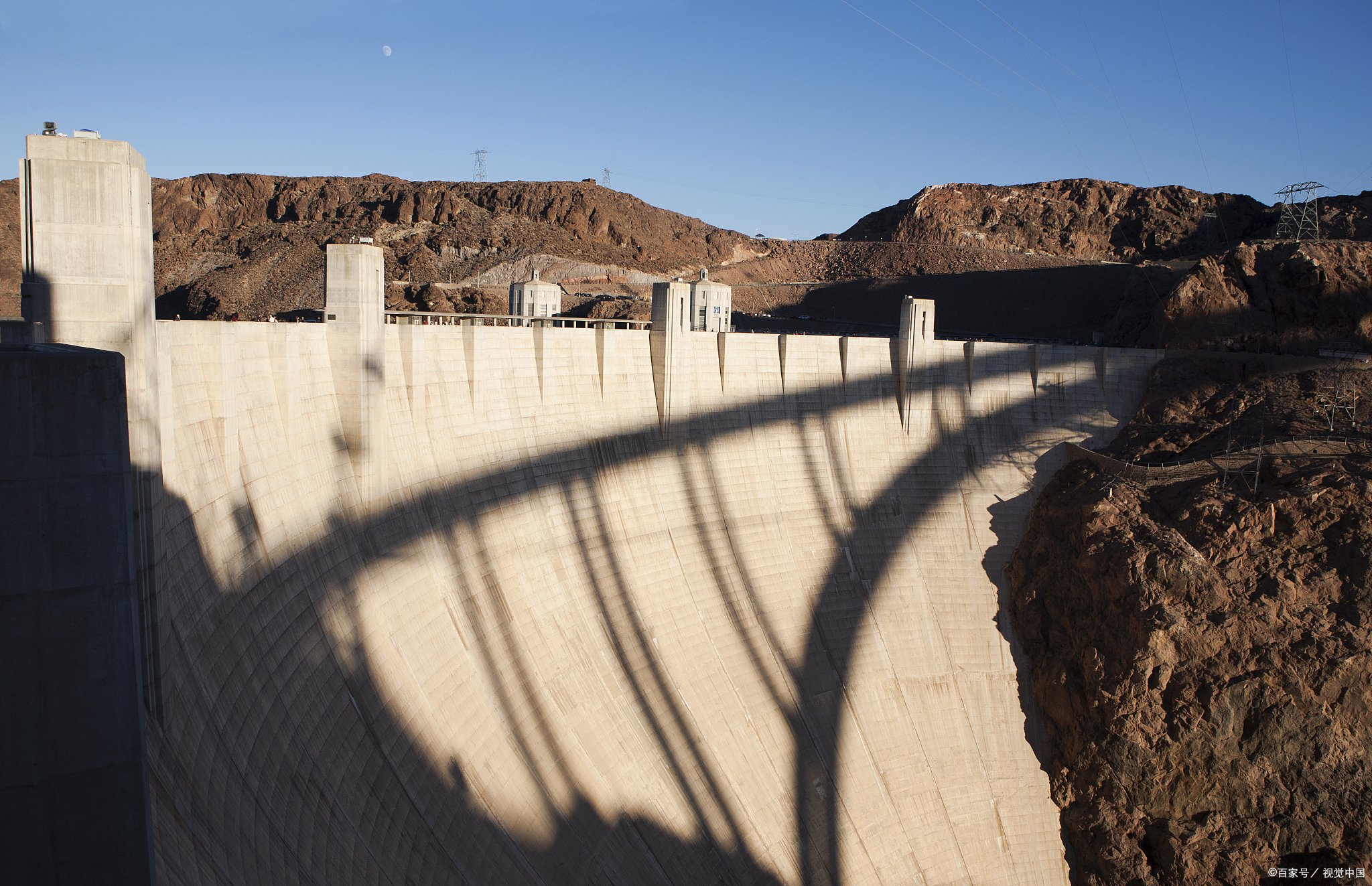 翻越大坝连通上下,形成一个接续生命的生态廊道