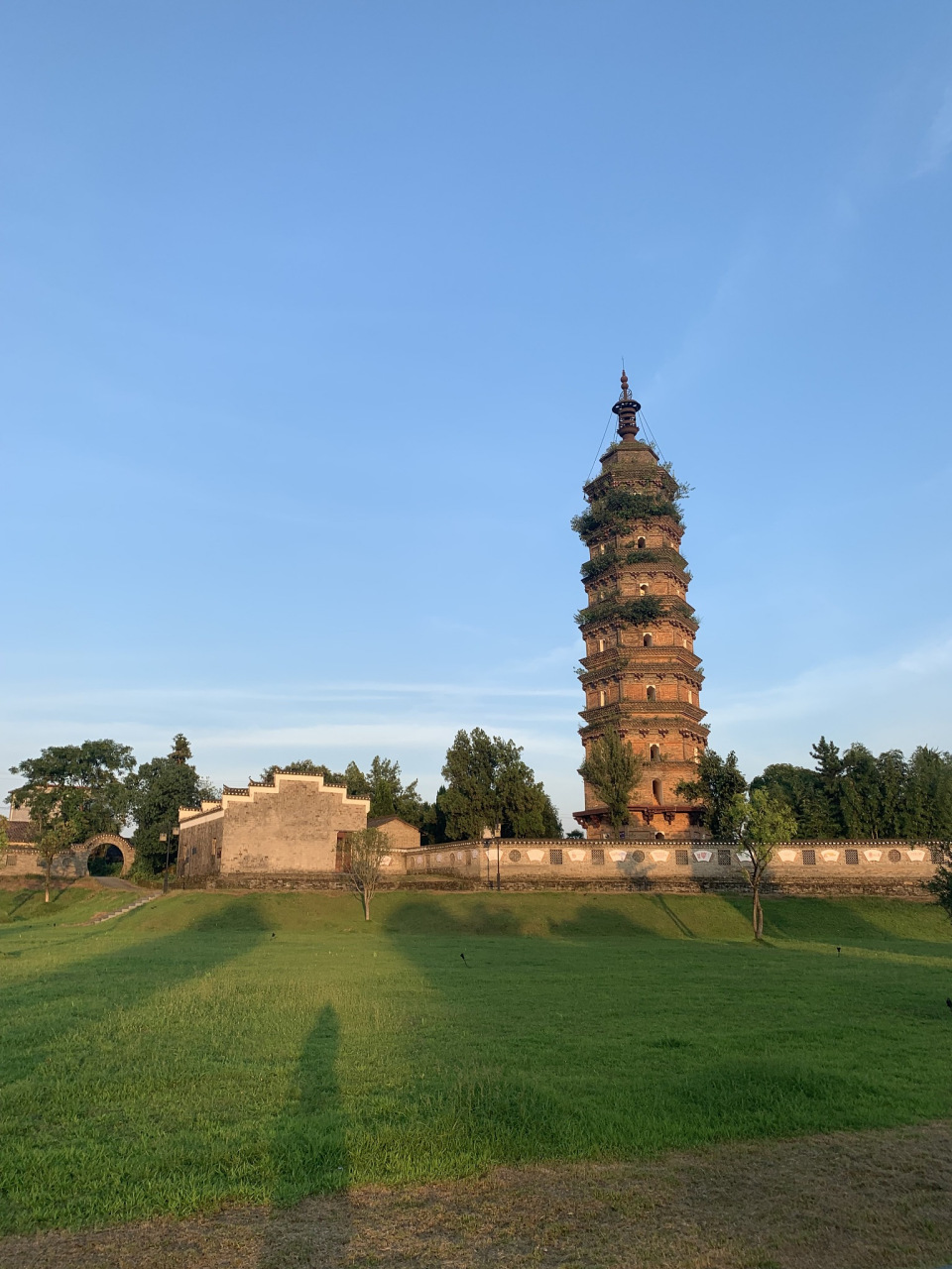 也是我省历史最久的两座方塔之一,与常熟崇教寺方塔齐名