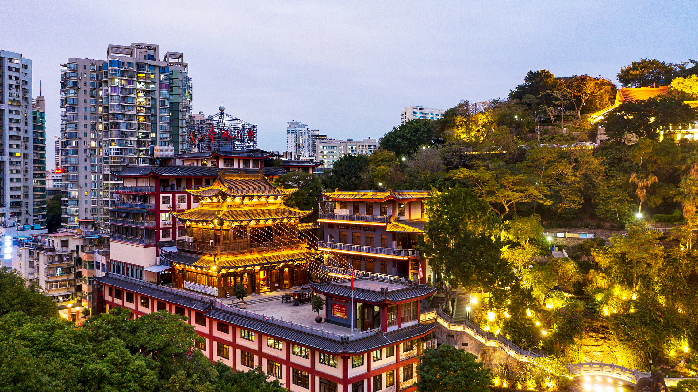 重庆是中国山地城市的典范,世界温泉之都,早在距今200万年前的旧石器