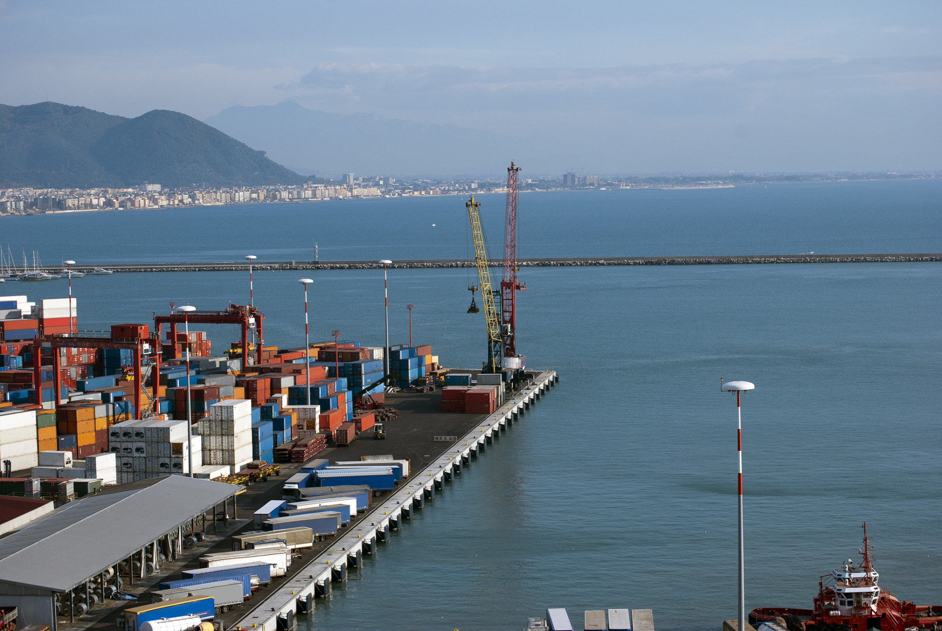 巴拿马港口是中美洲重要的经济支柱,得天独厚的地理位置使其成为航运