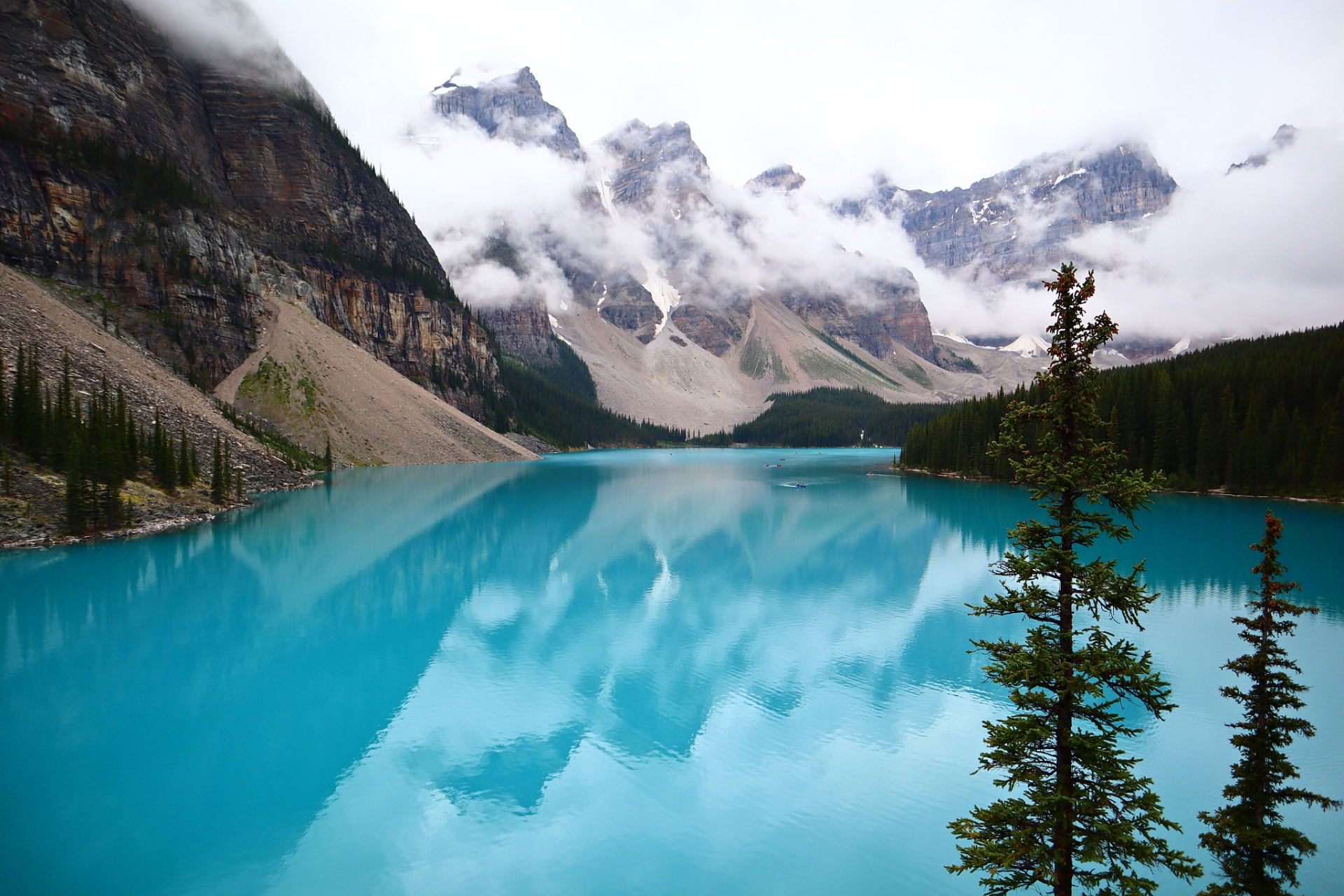 湖水碧绿清澈,倒映着周围山峦和彩叶的斑驳.