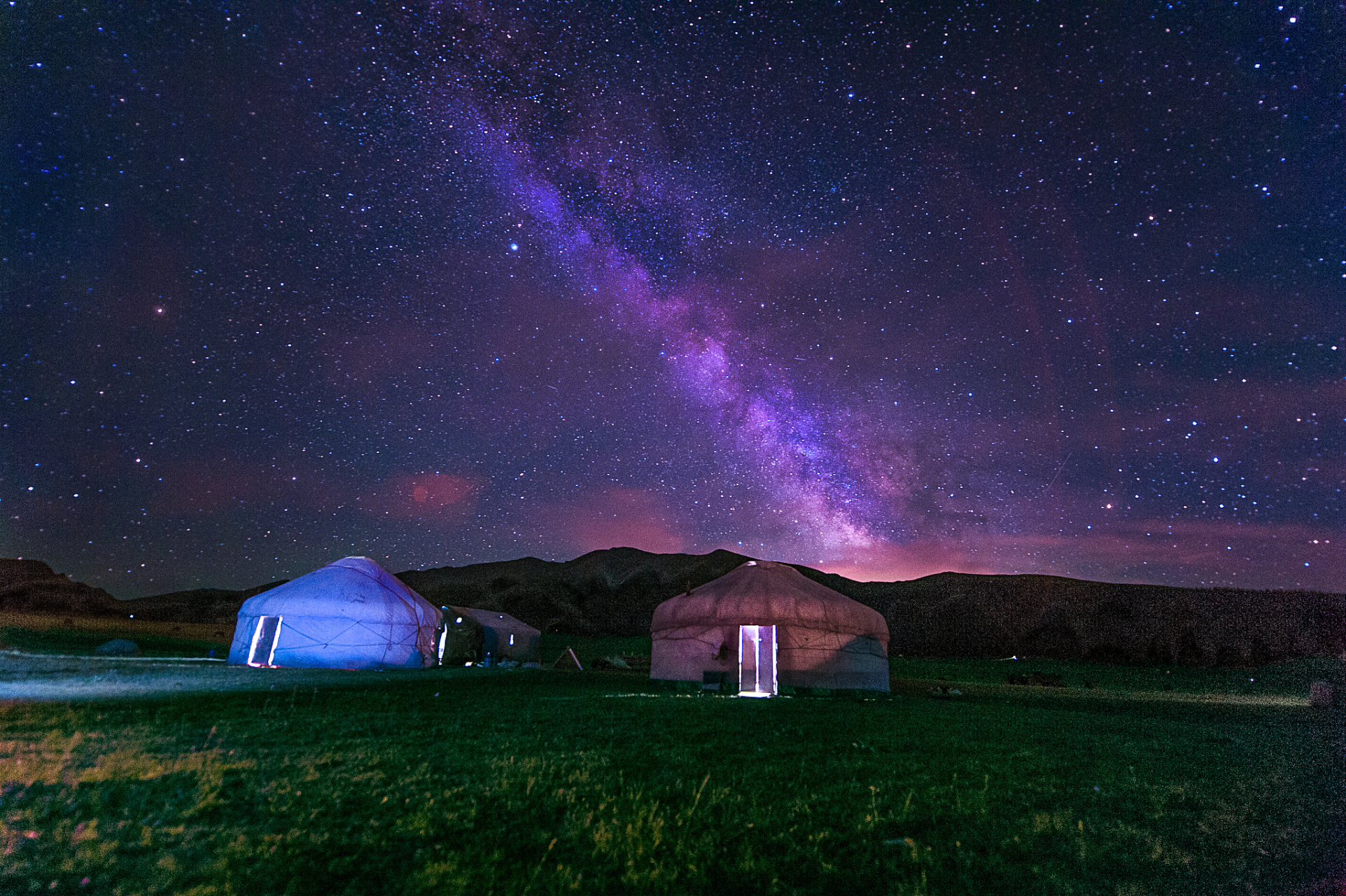 在广袤的呼伦贝尔大草原,星空闪耀的夜晚,我们准备好了依维柯汽车,踏
