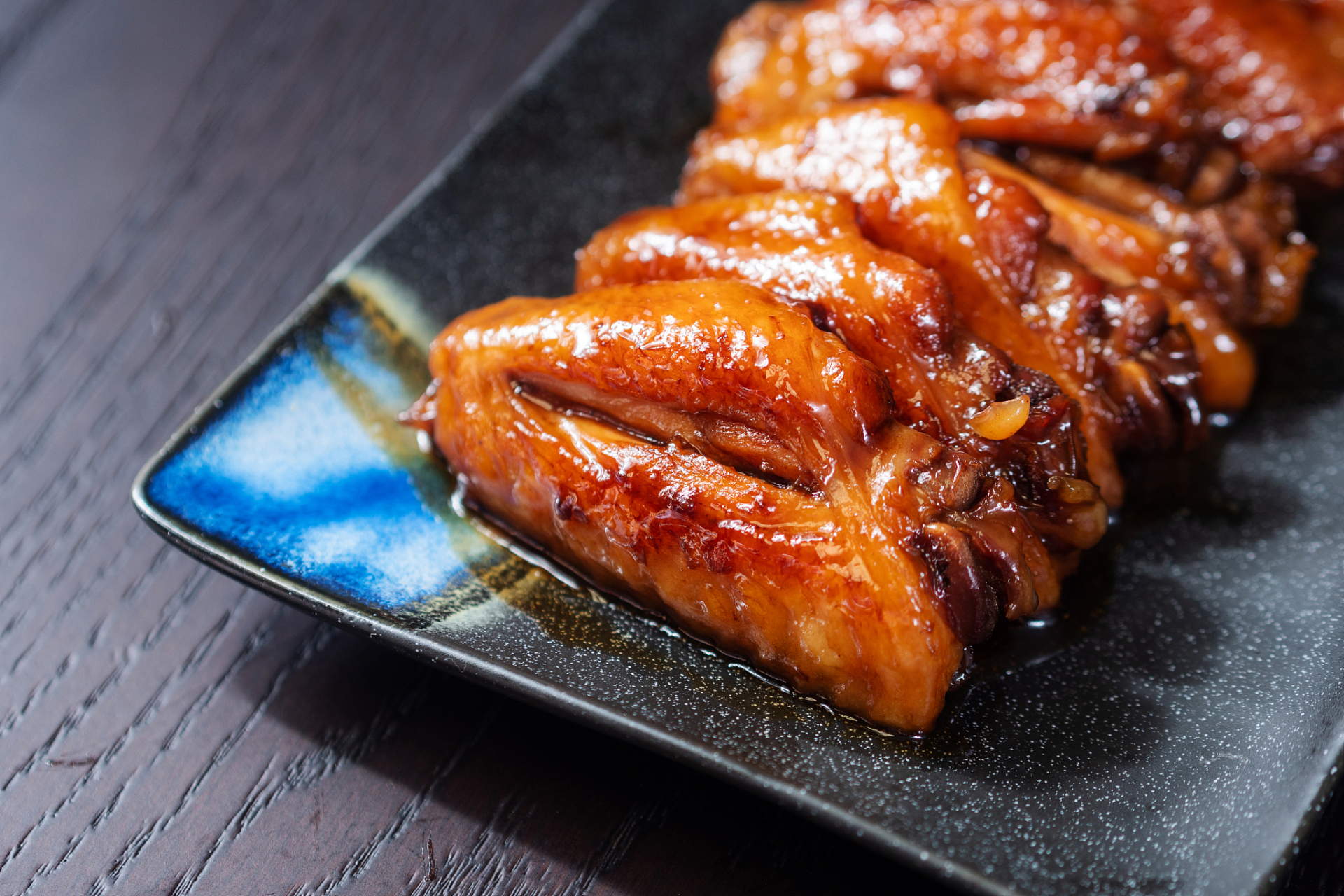 将鸡翅洗净,划几刀以便入味.