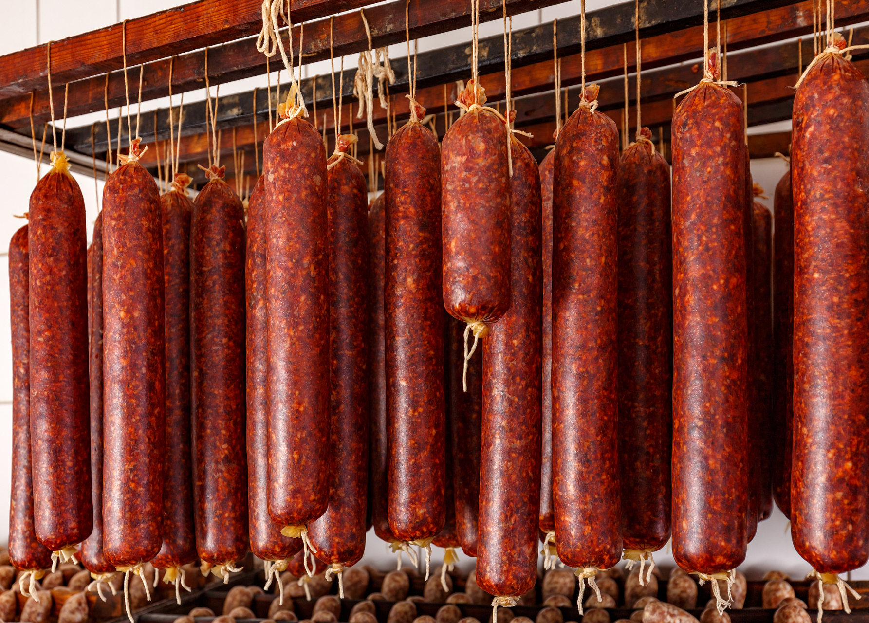 首先,我们需要准备一些必要的食材,包括猪肉,肠衣