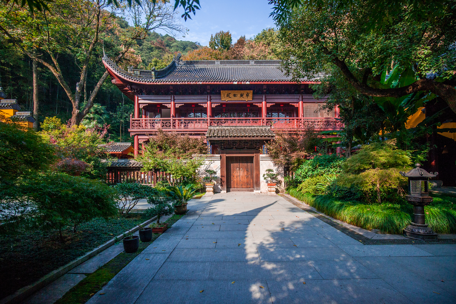 杭州永福寺坐落于灵隐之西,石笋峰下的这片宁静之地,为信徒和游客提供