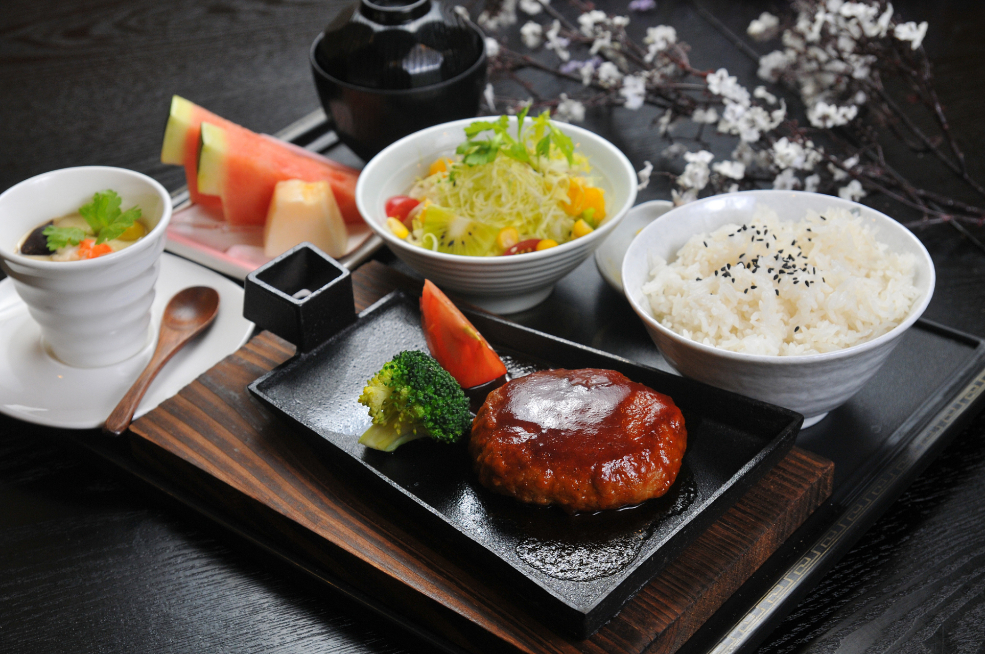 表面上免费喝饮料,实际
