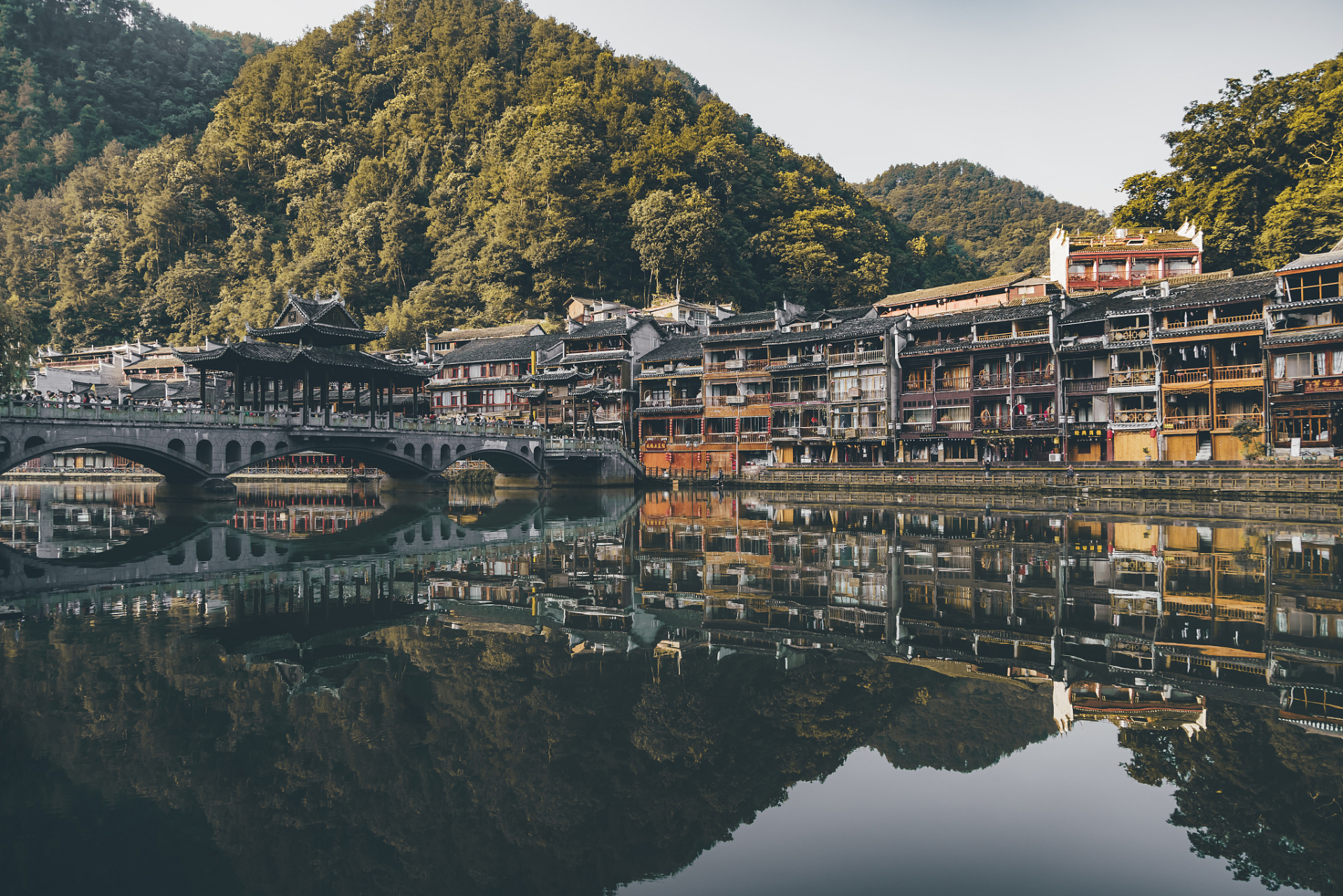 兴坪古镇位于广西桂林阳朔县,依山傍水,景色优美.