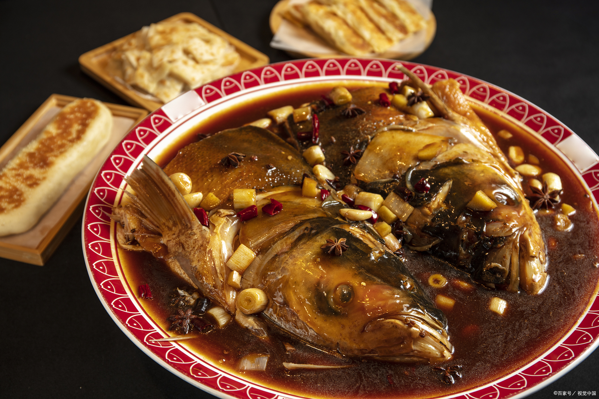 大家好,欢迎来到农村美食课堂,今天教大家一道家常的北方炖草鱼,这是