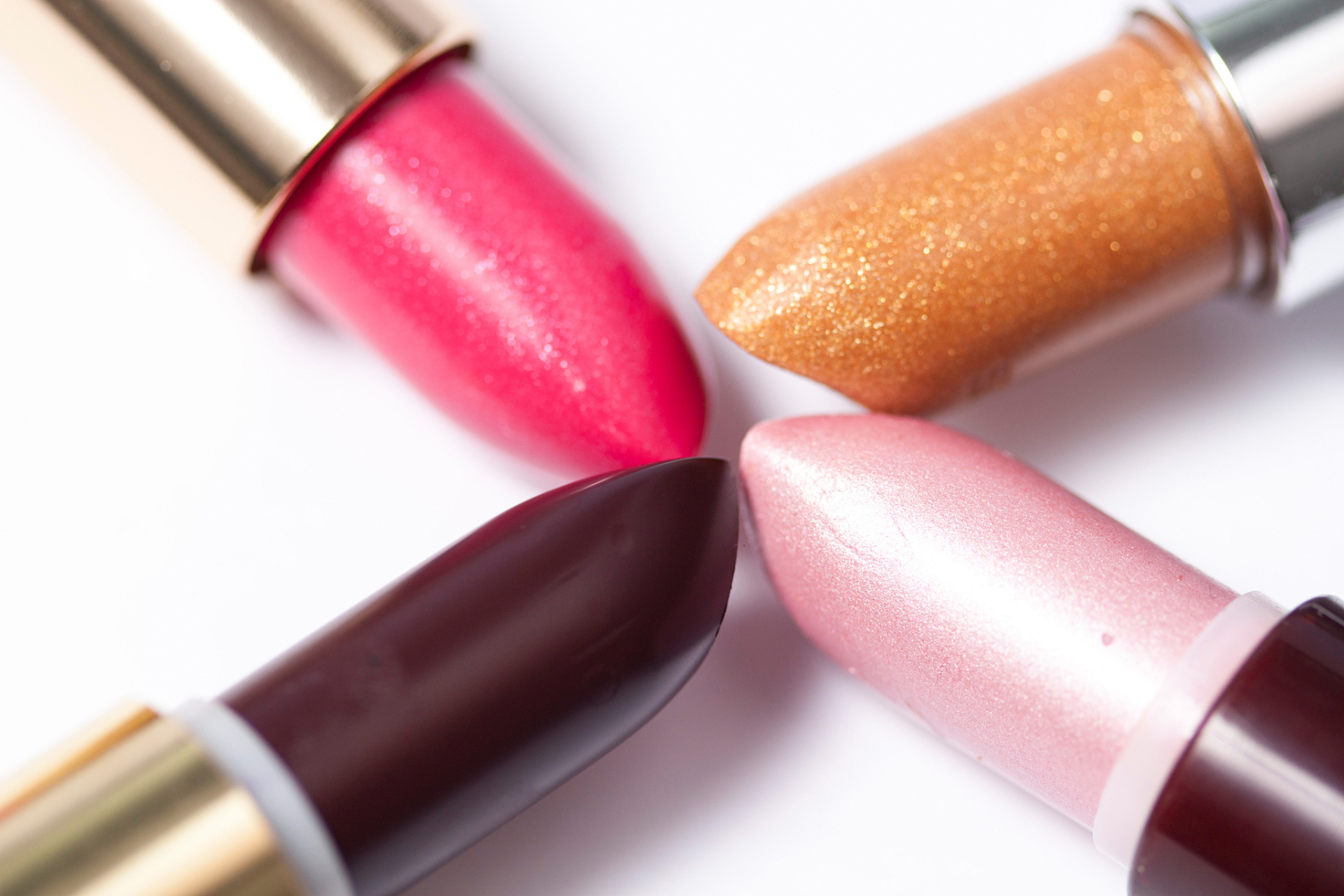 可以从以下角度来观察:  11566 颜色:过期的口红颜色可能会发生